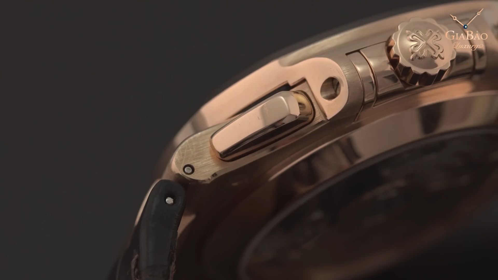 Cạnh vỏ và nút bấm chronograph Patek Nautilus 5980R