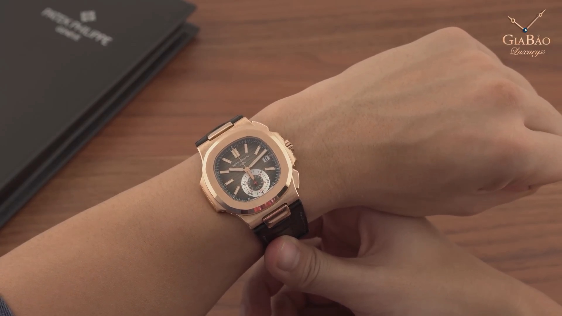 Patek Philippe Nautilus 5980R vàng hồng trên cổ tay