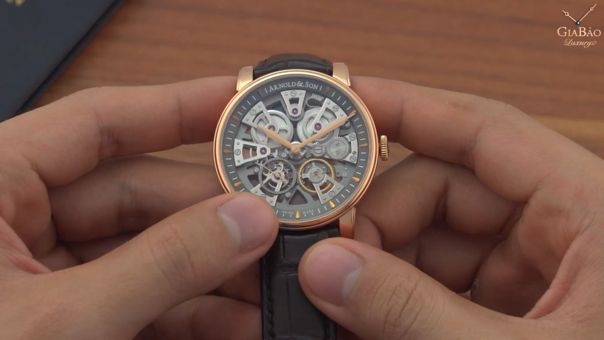 Mặt trước Arnold & Son Nebula 1NEAR.S01A.D135A