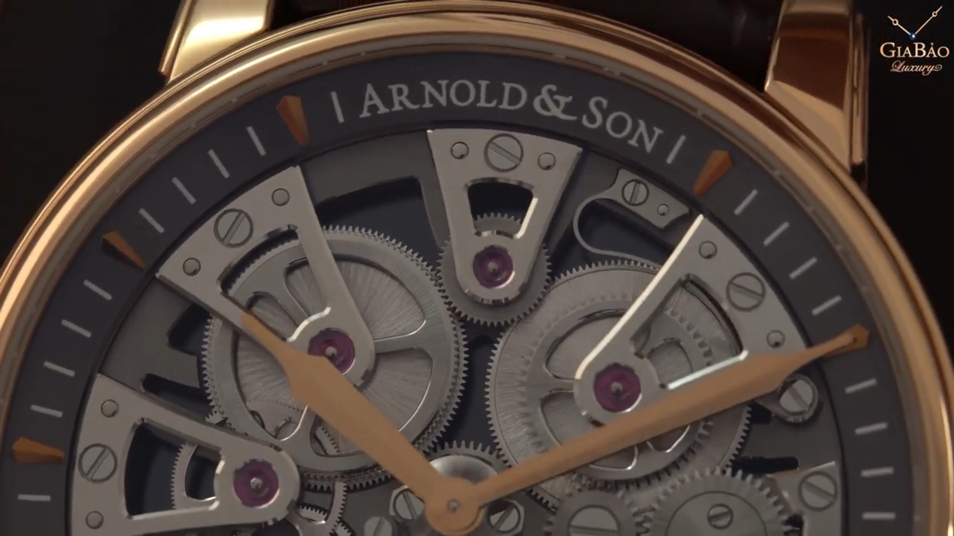Cầu máy tỏa tia trên mặt Arnold & Son Nebula