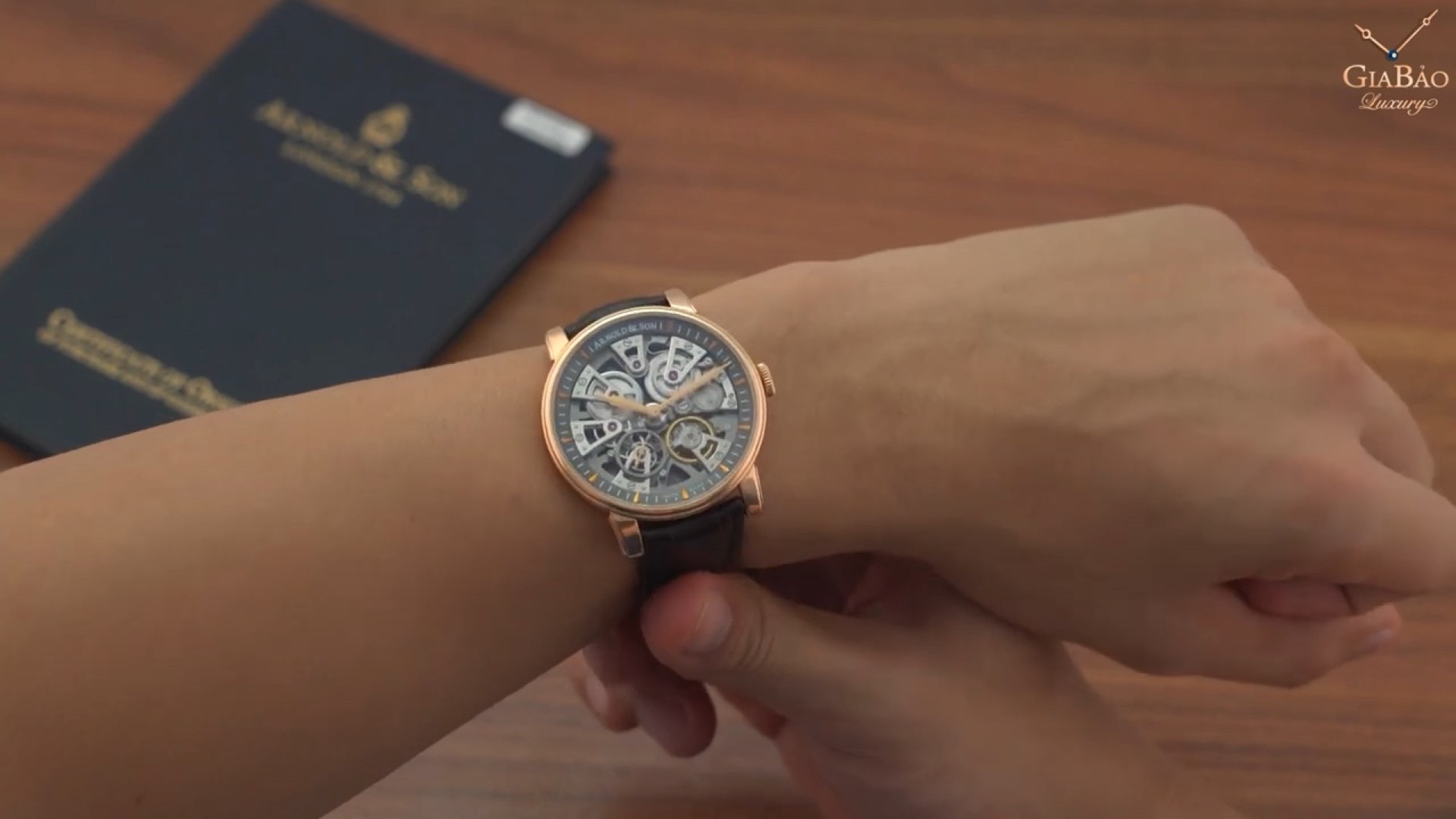 Arnold & Son Nebula vàng hồng 41,5 mm trên cổ tay