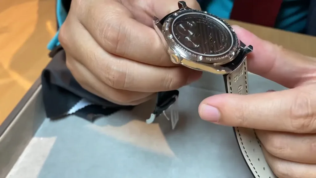 Mặt sau calibre 1498 phủ ruthenium của F.P. Journe