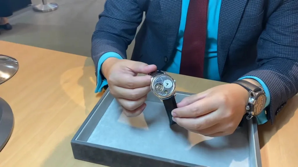 Toàn cảnh F.P. Journe Tourbillon Souverain Ruthenium trong tay
