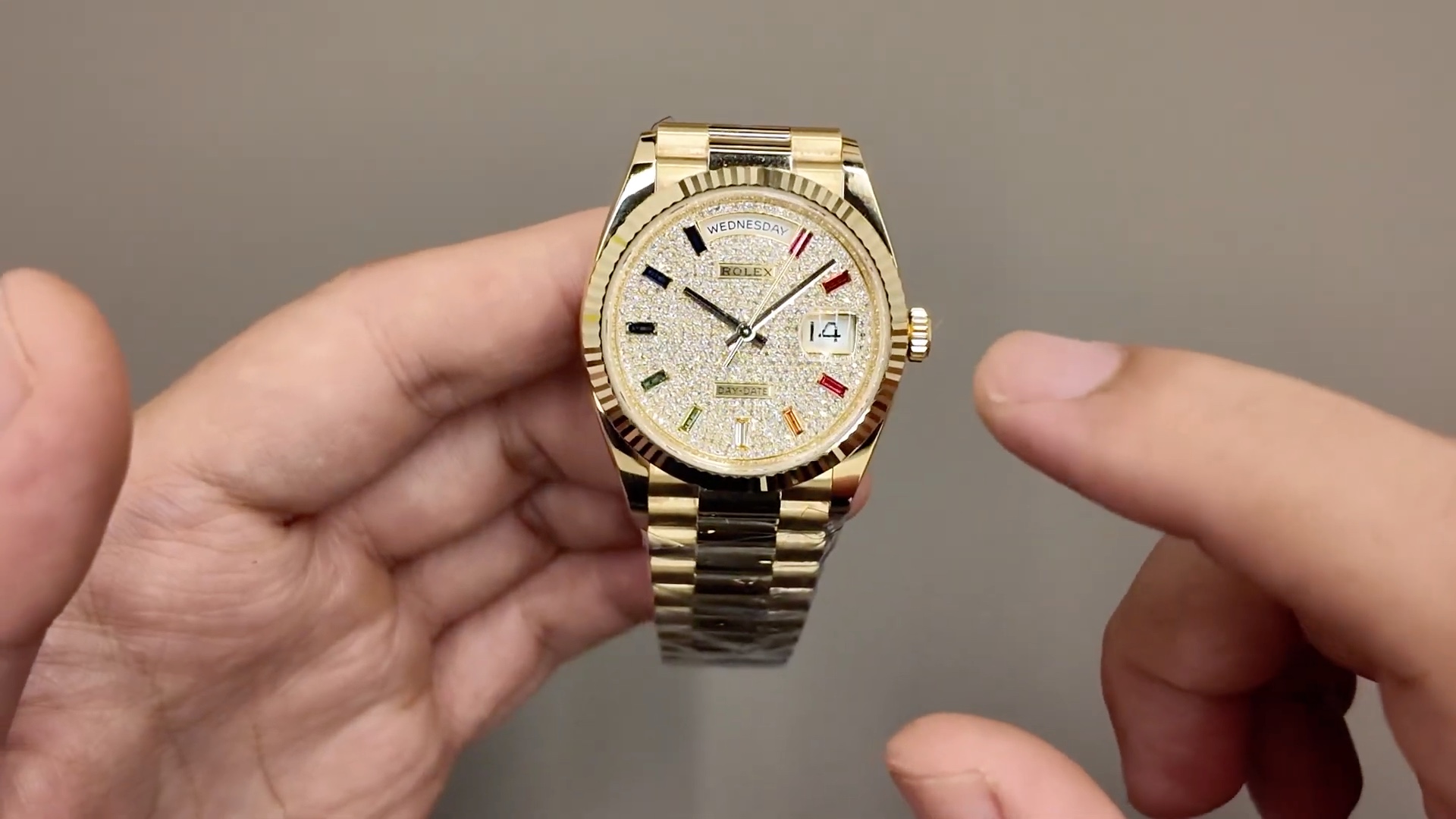 Rolex Day-Date 36 128238: mặt số pavé và sắc màu đá quý — toàn cảnh