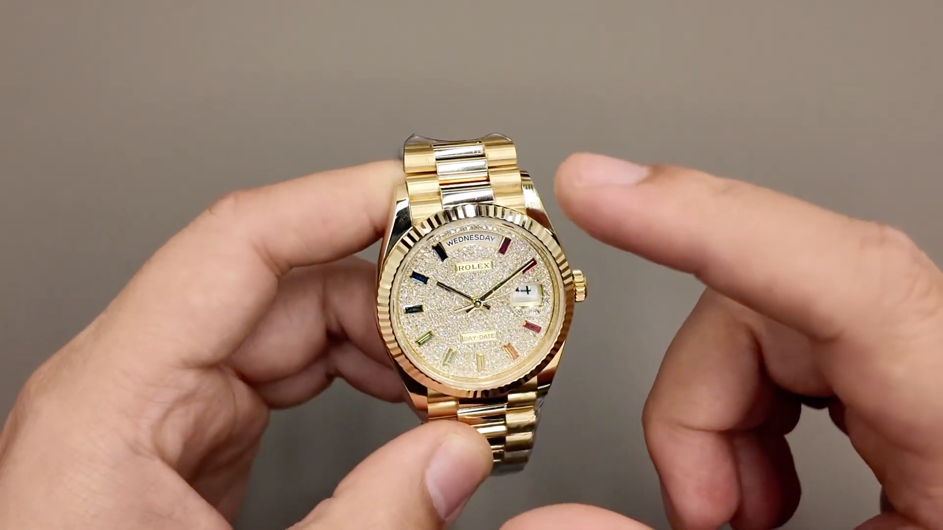 Rolex Day-Date 36 128238: mặt số pavé và sắc màu đá quý — mặt số