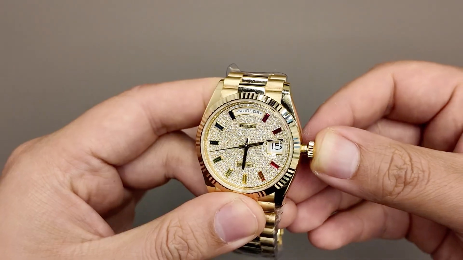 Rolex Day-Date 36 128238: mặt số pavé và sắc màu đá quý — cạnh vỏ