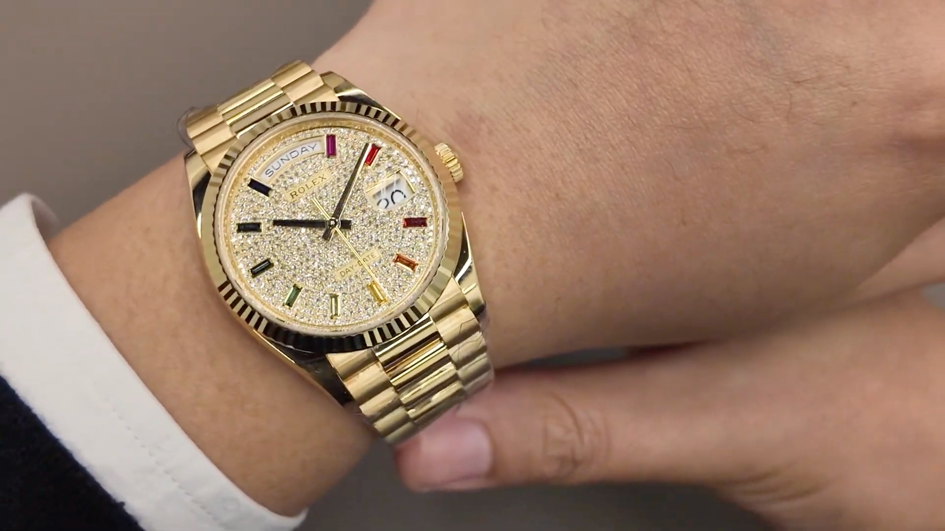Rolex Day-Date 36 128238: mặt số pavé và sắc màu đá quý — chi tiết trong video
