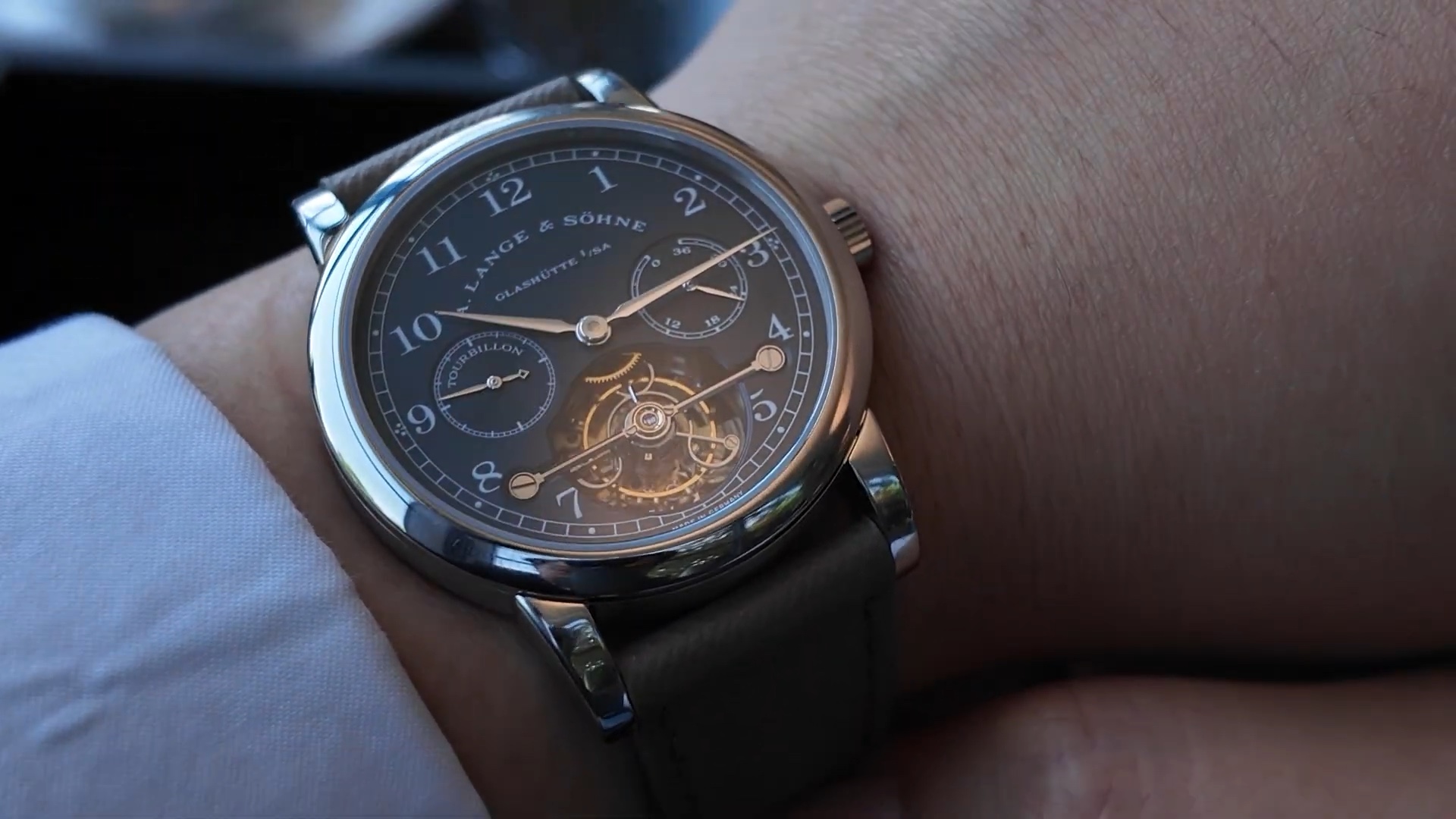 A. Lange & Söhne 701.007 trên cổ tay