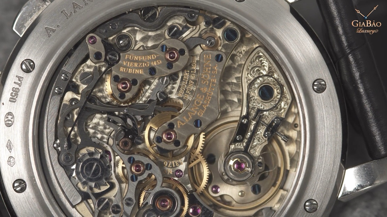 Cận cảnh cơ cấu chronograph và cầu cân bằng calibre L952.1