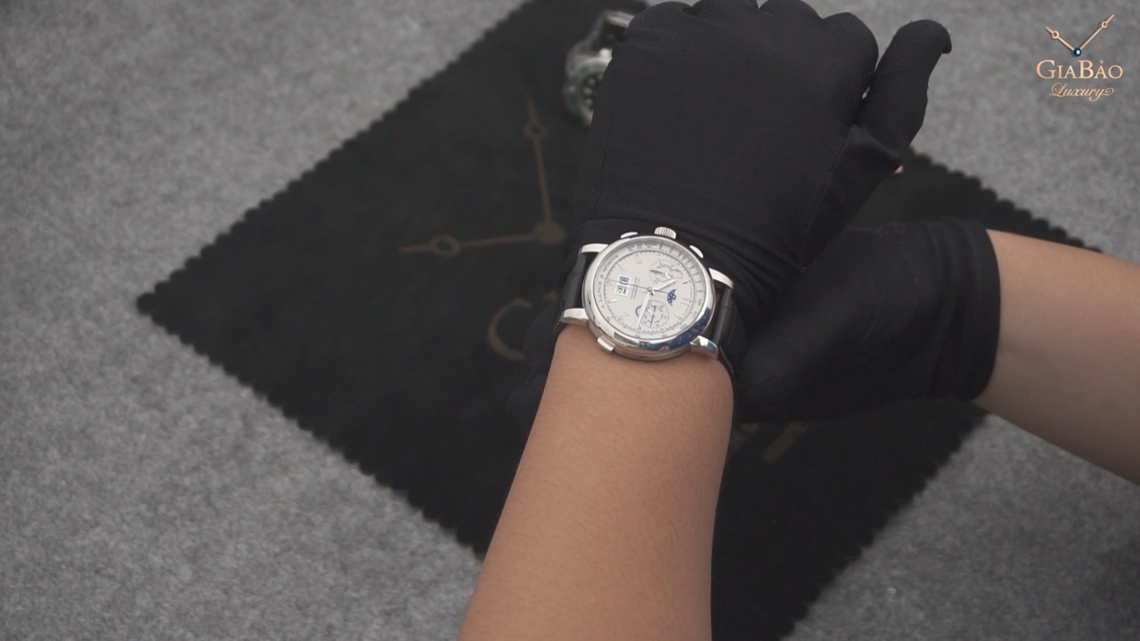 A. Lange & Söhne Datograph Perpetual 410.025 trên cổ tay