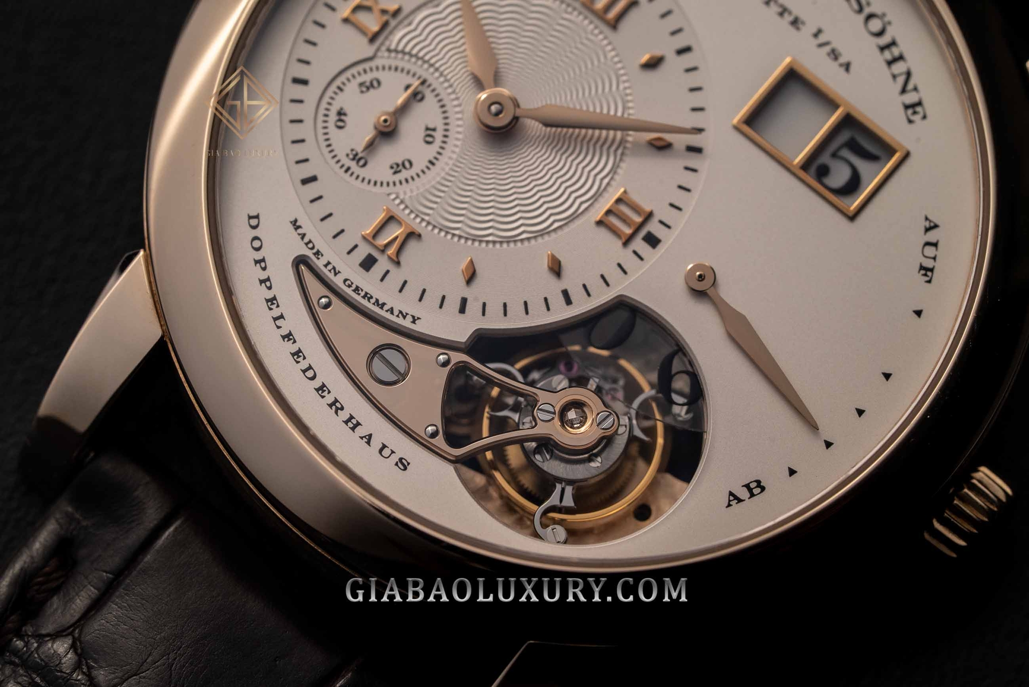 Lange 1 Tourbillon 722.050: Honeygold và Handwerkskunst: mặt số và lồng tourbillon bố trí lệch tâm