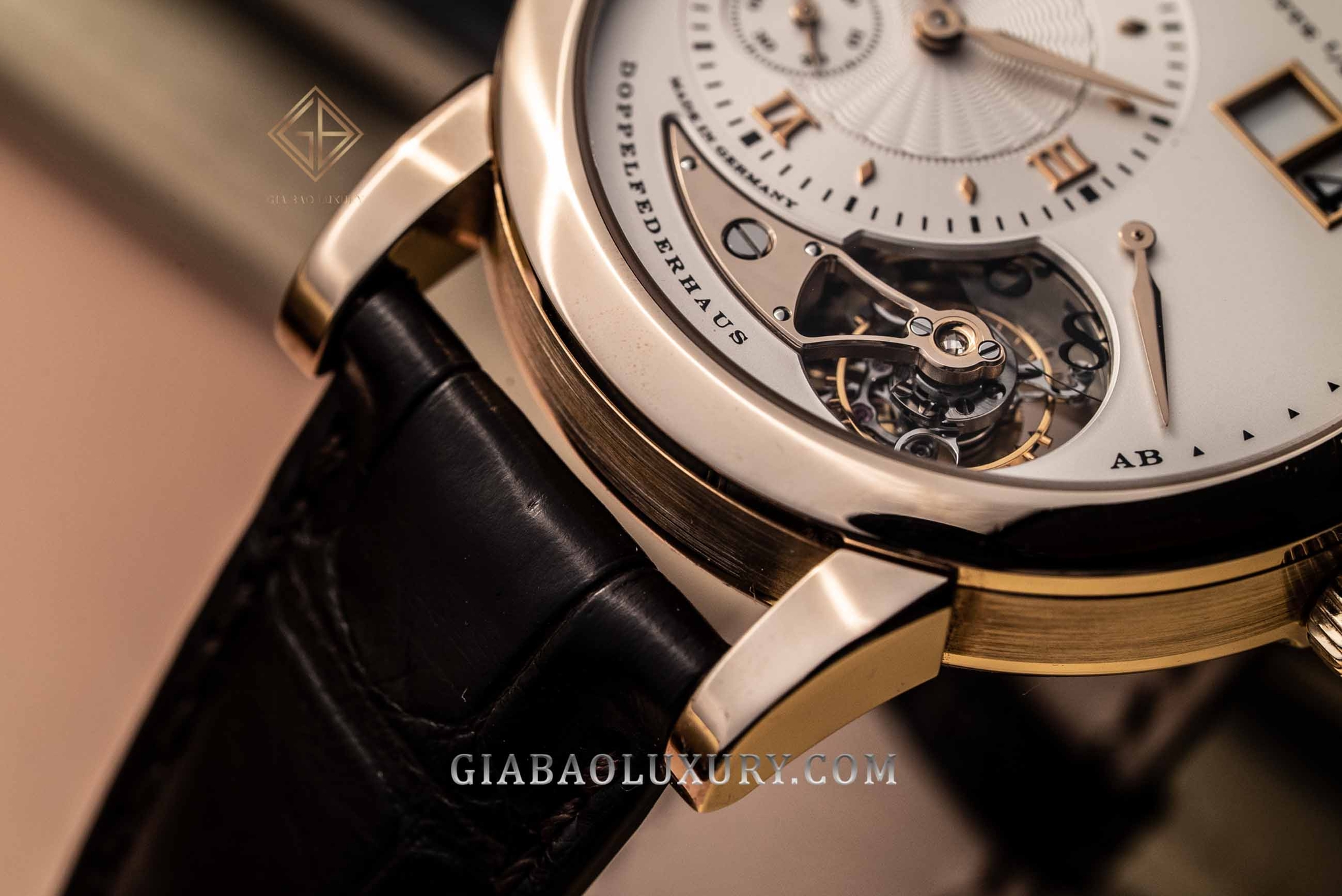 Lange 1 Tourbillon 722.050: Honeygold và Handwerkskunst: calibre L961.2 qua đáy sapphire