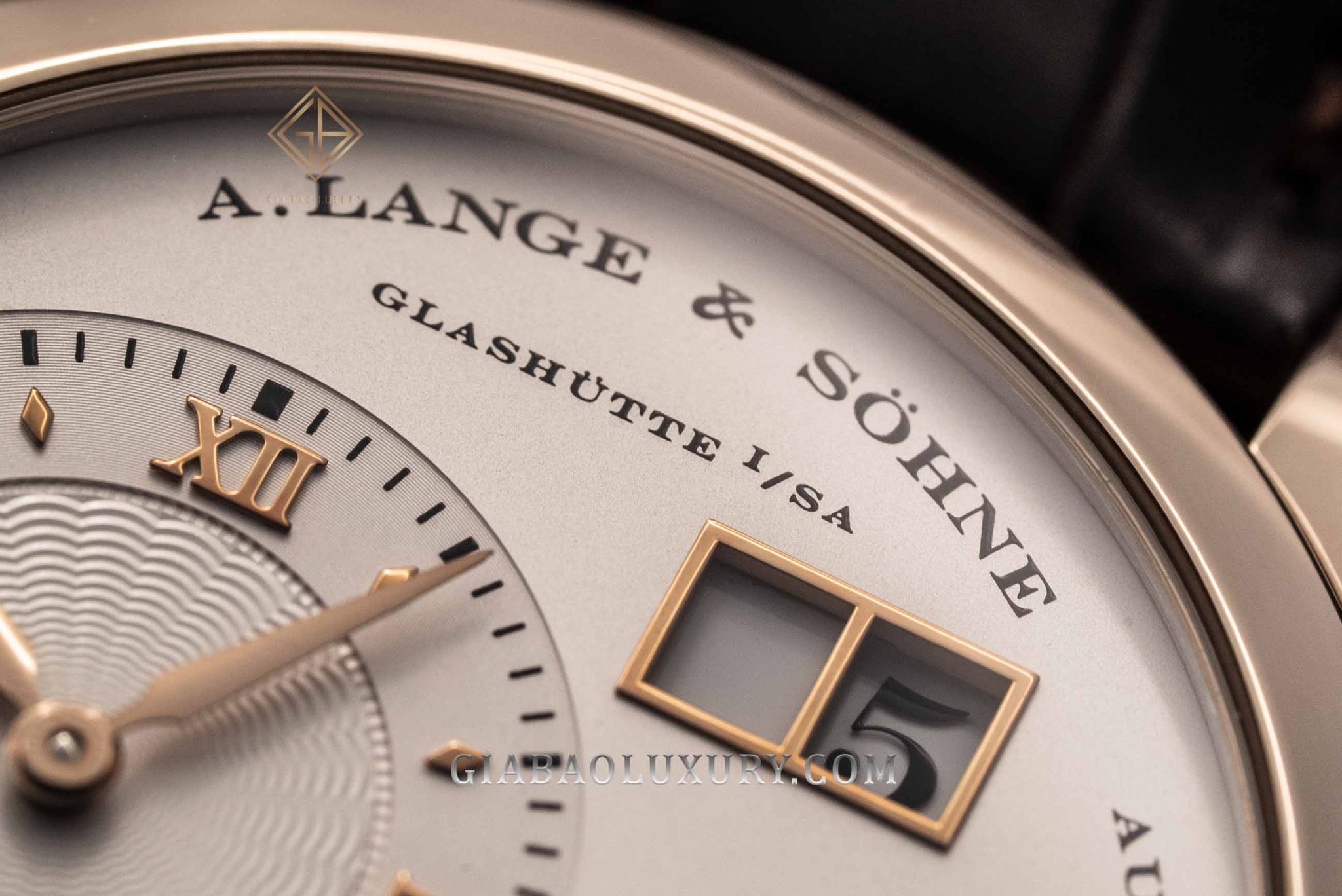 Lange 1 Tourbillon 722.050: Honeygold và Handwerkskunst: chi tiết hoàn thiện mặt số và kim vàng