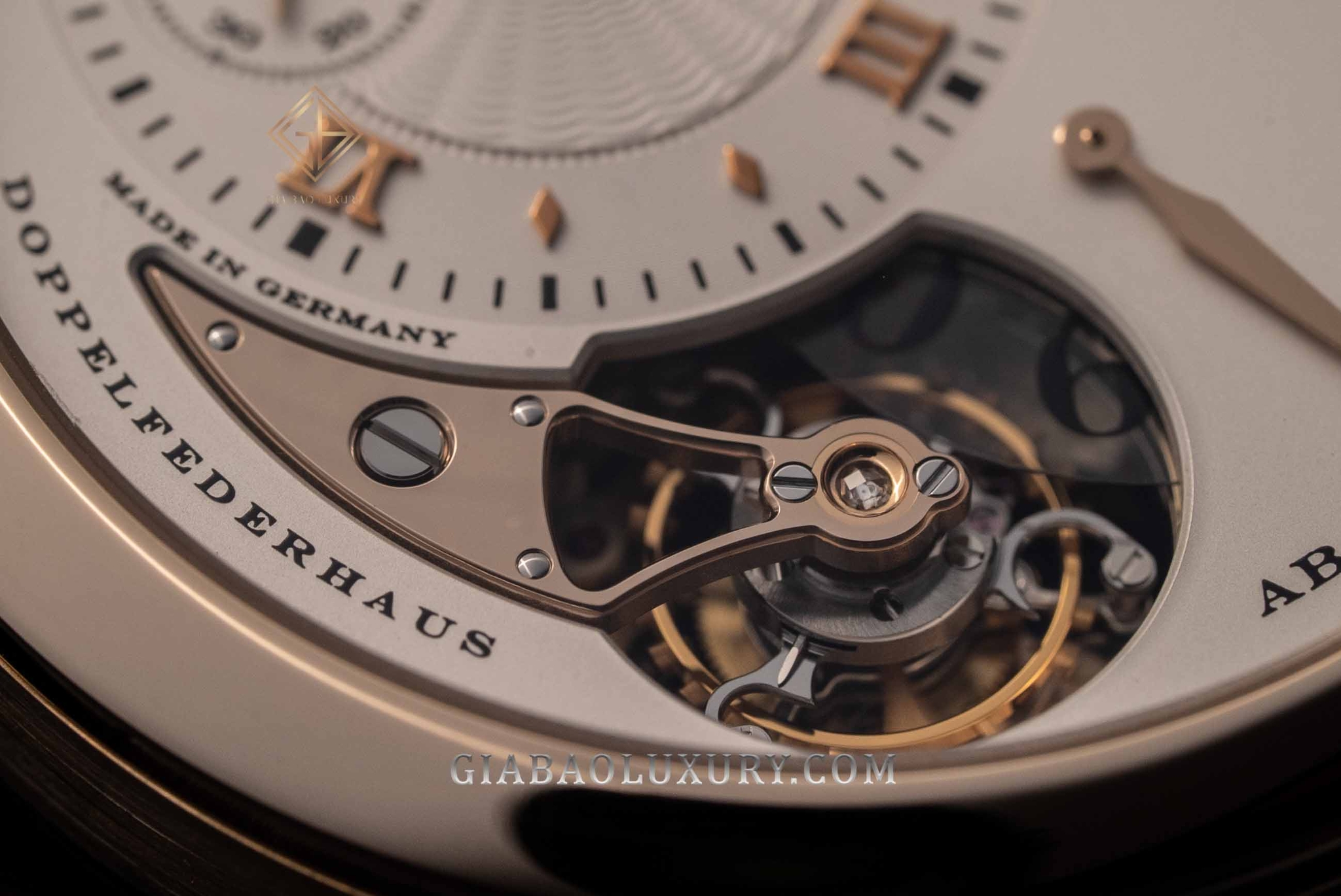 Lange 1 Tourbillon 722.050: Honeygold và Handwerkskunst: cơ cấu tourbillon cùng cầu máy được hoàn thiện thủ công