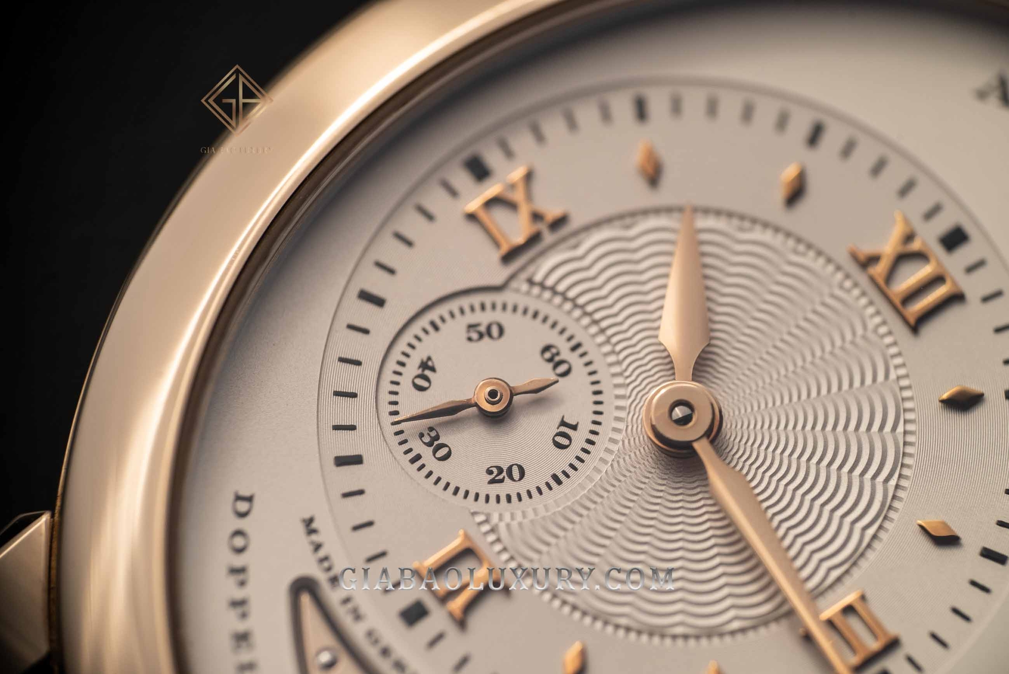 Lange 1 Tourbillon 722.050: Honeygold và Handwerkskunst: tỷ lệ vỏ 38,5 mm khi lên cổ tay