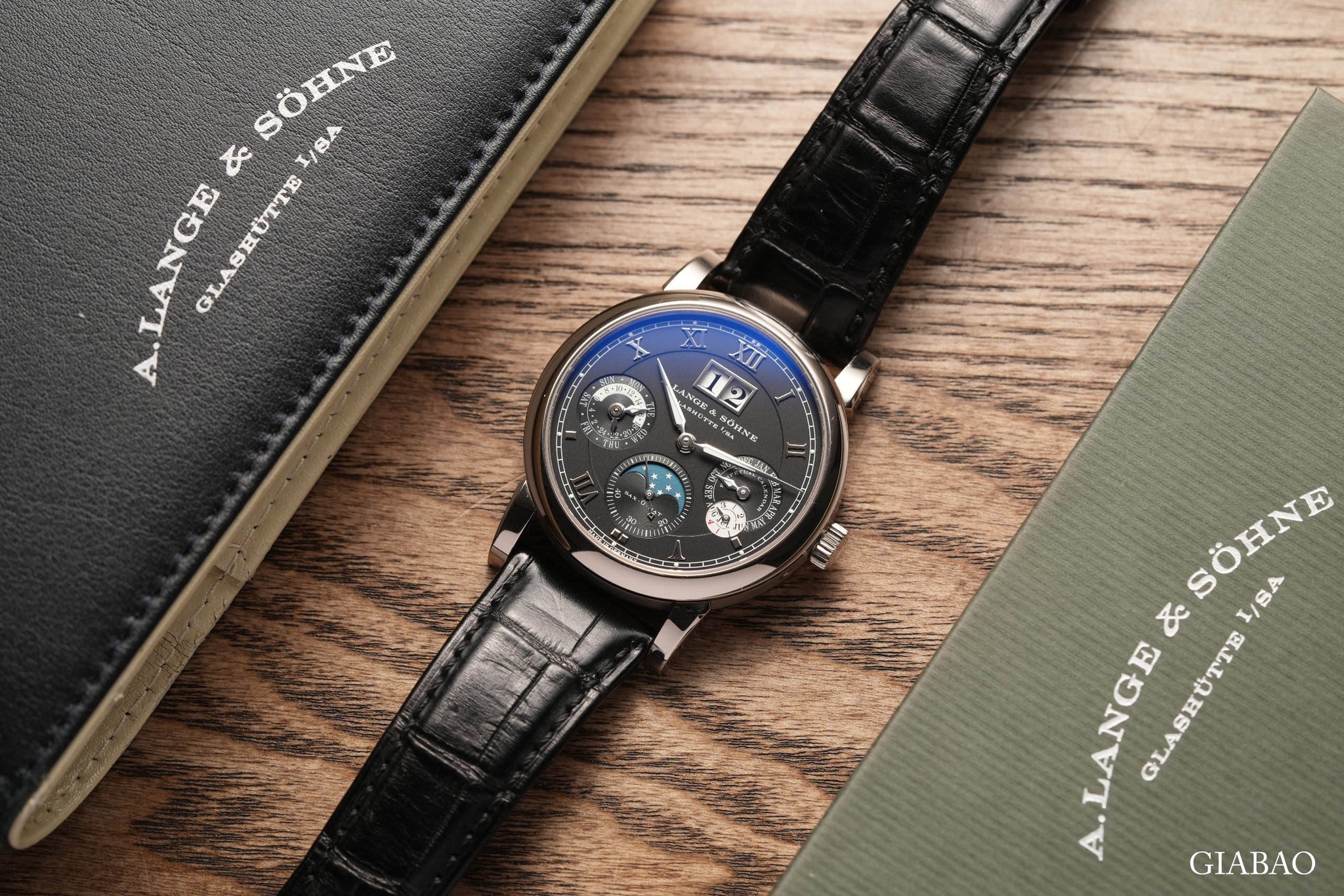A. Lange & Söhne 310.026 và Daniel Roth 118.X.40