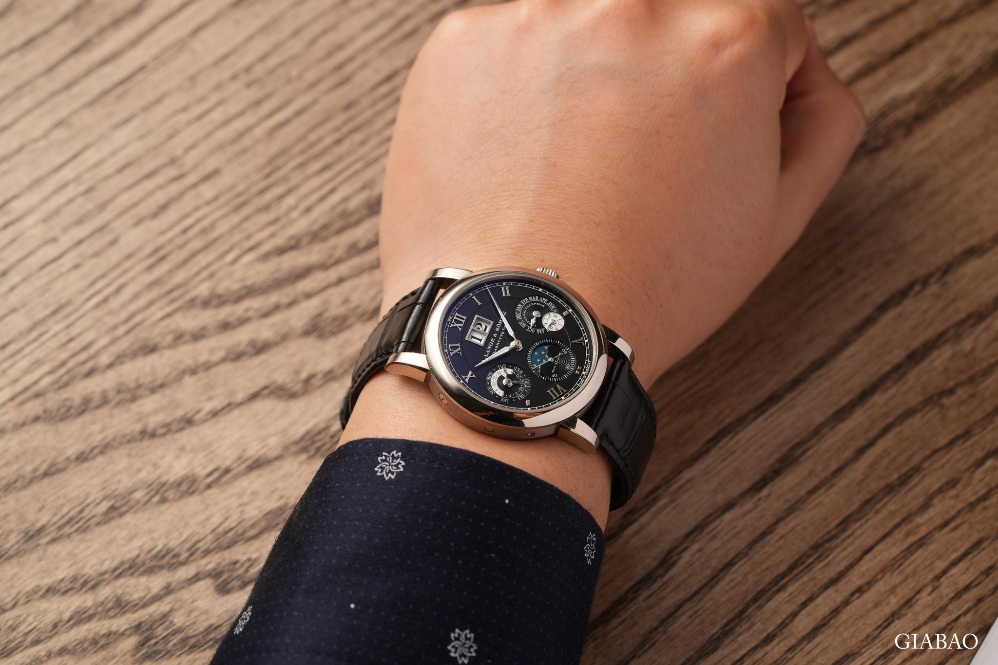 Langematik Perpetual 310.026 trên cổ tay