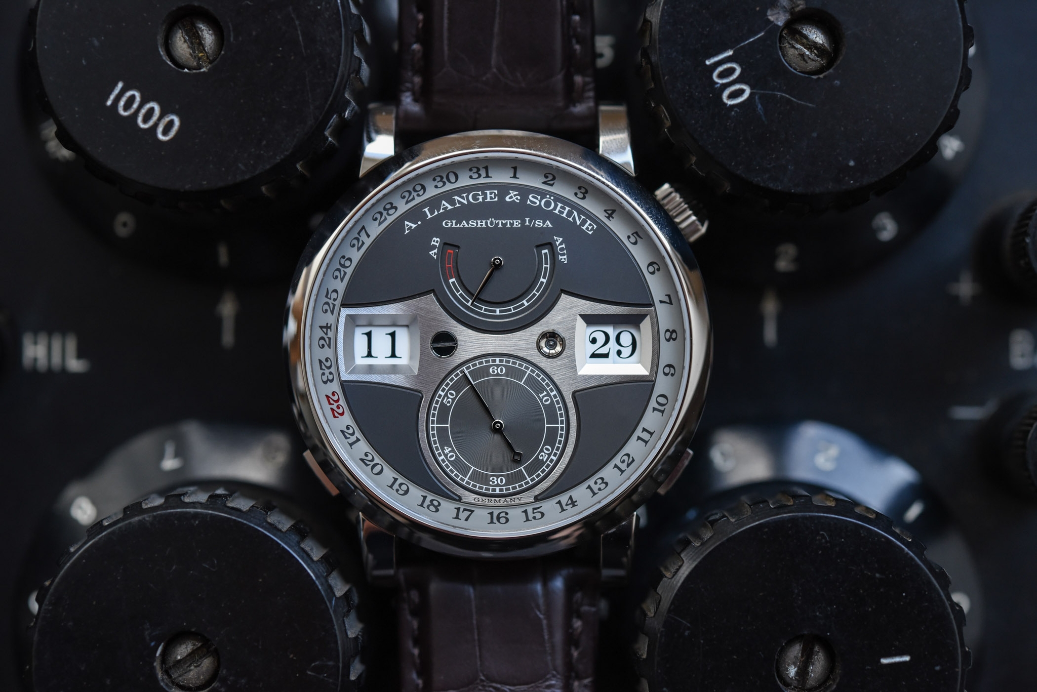 A. Lange & Söhne Zeitwerk Date: lịch vòng ngoại vi: Bố cục hiển thị số nhảy và vòng ngày ngoại vi