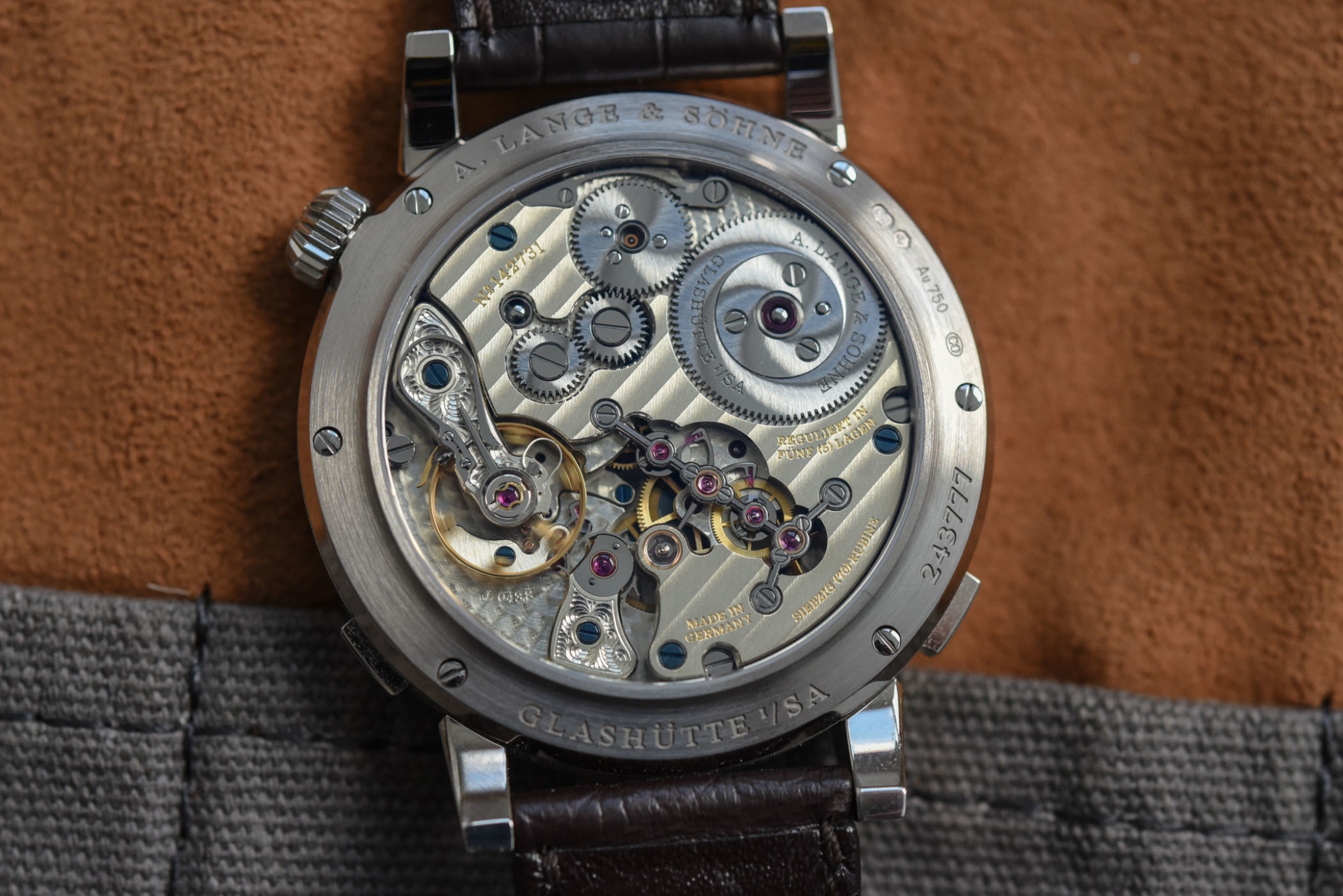 A. Lange & Söhne Zeitwerk Date: lịch vòng ngoại vi: Calibre L043.8 nhìn qua đáy sapphire