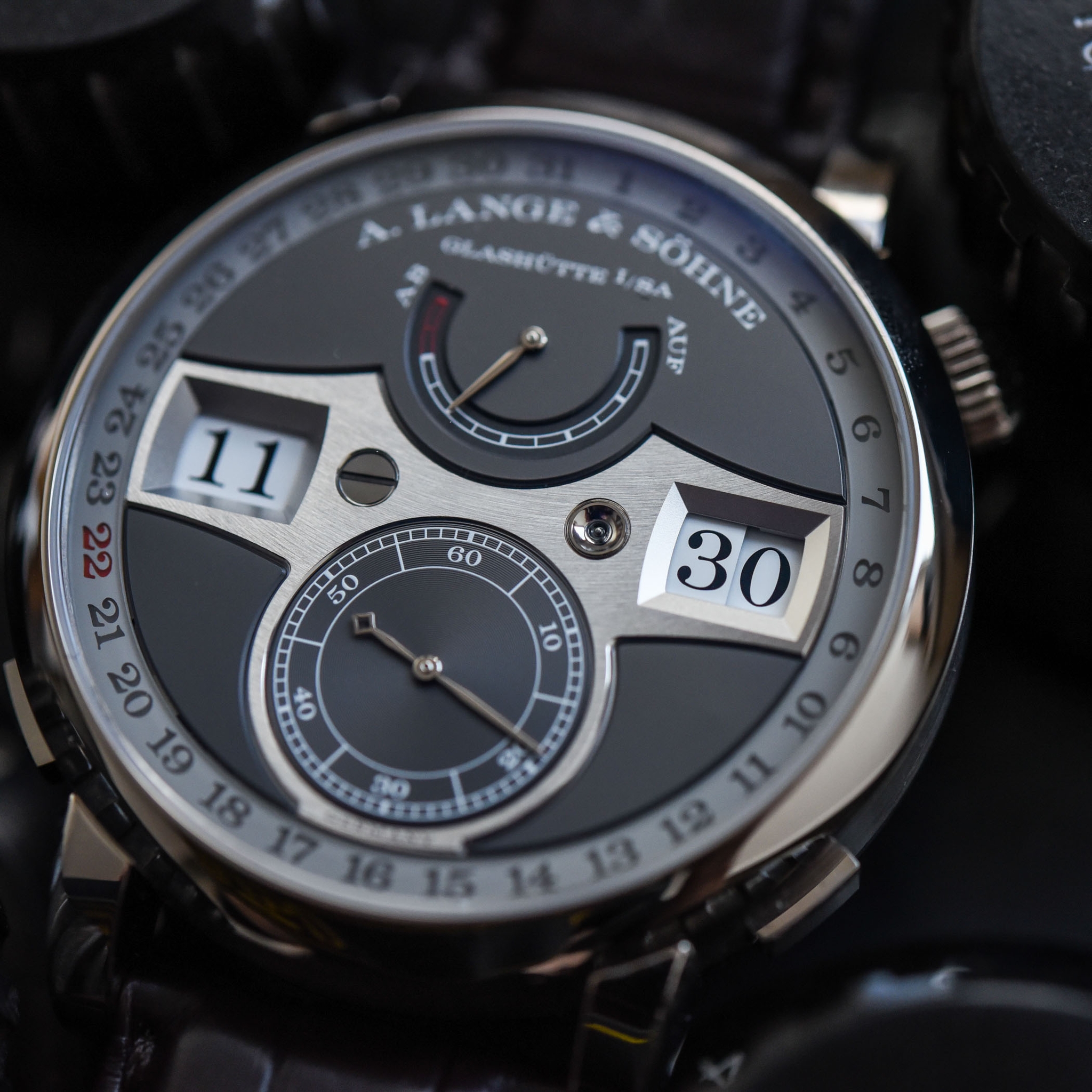 A. Lange & Söhne Zeitwerk Date: lịch vòng ngoại vi: Cầu Time Bridge và hai cửa sổ giờ phút