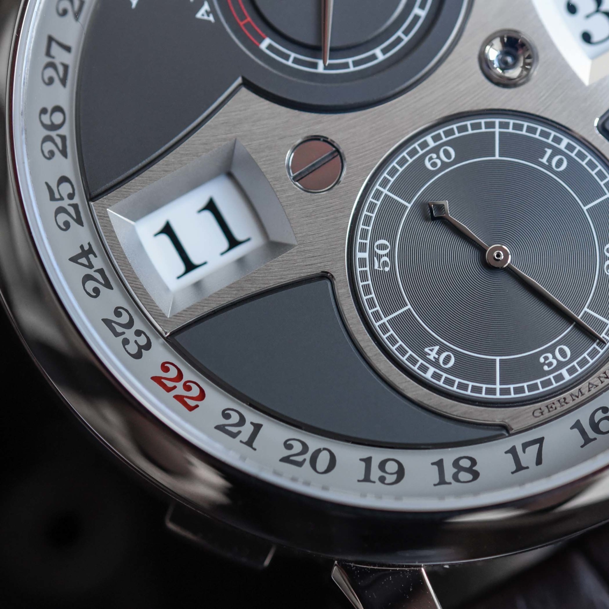 A. Lange & Söhne Zeitwerk Date: lịch vòng ngoại vi: Đoạn màu đỏ đánh dấu ngày hiện tại