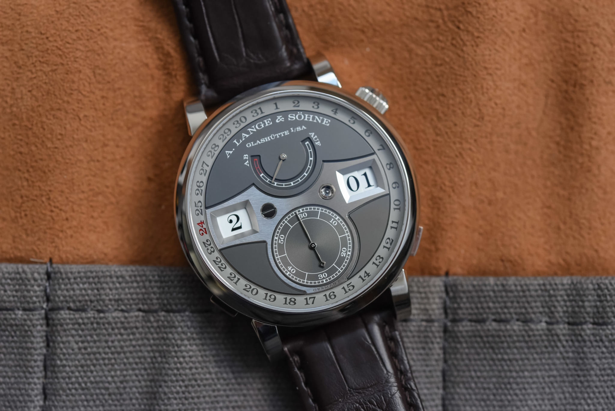 A. Lange & Söhne Zeitwerk Date: lịch vòng ngoại vi: Zeitwerk Date trên cổ tay