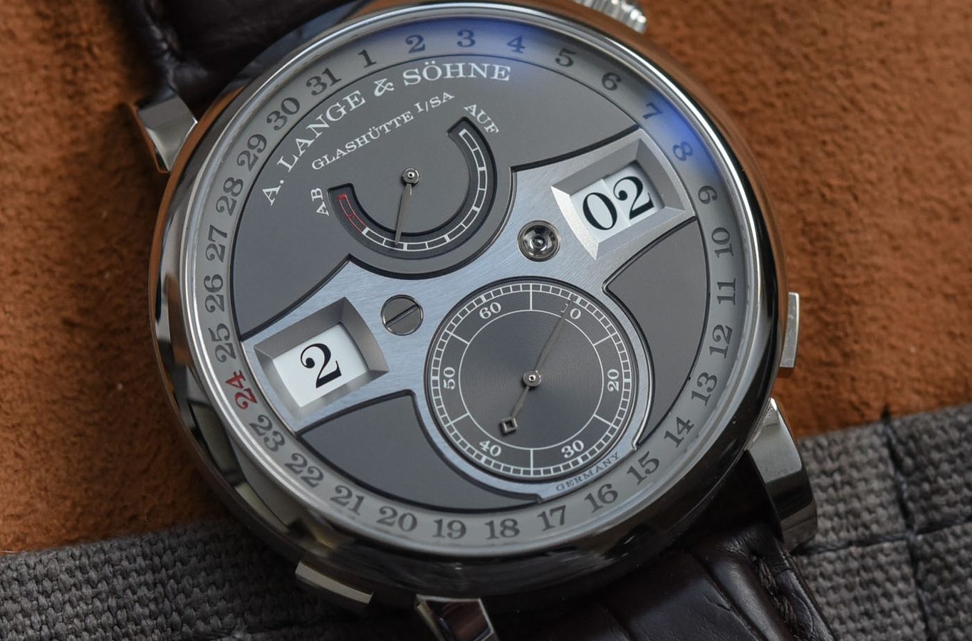 A. Lange & Söhne Zeitwerk Date: lịch vòng ngoại vi