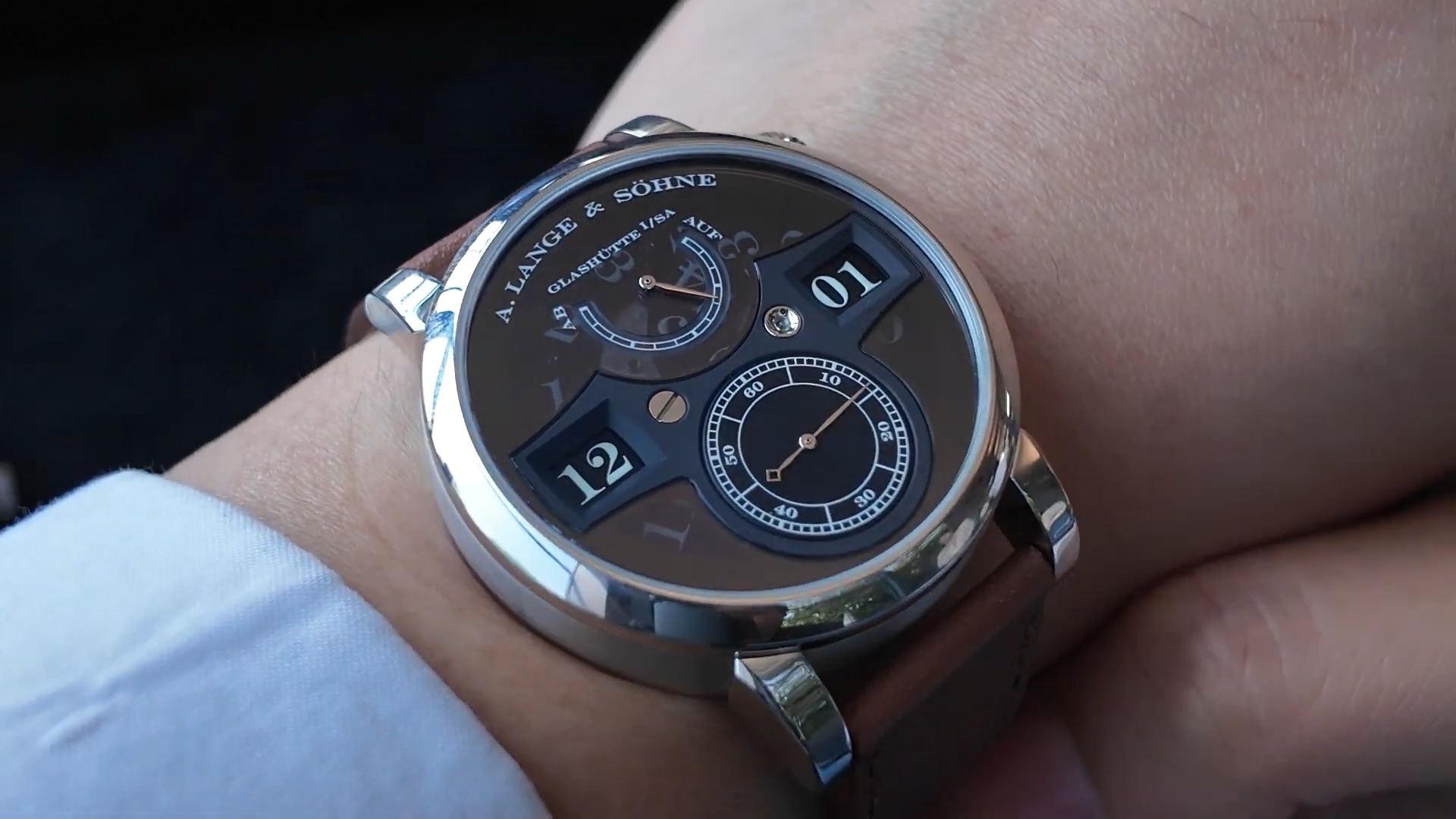 A. Lange & Söhne Zeitwerk Luminous Phantom trên cổ tay