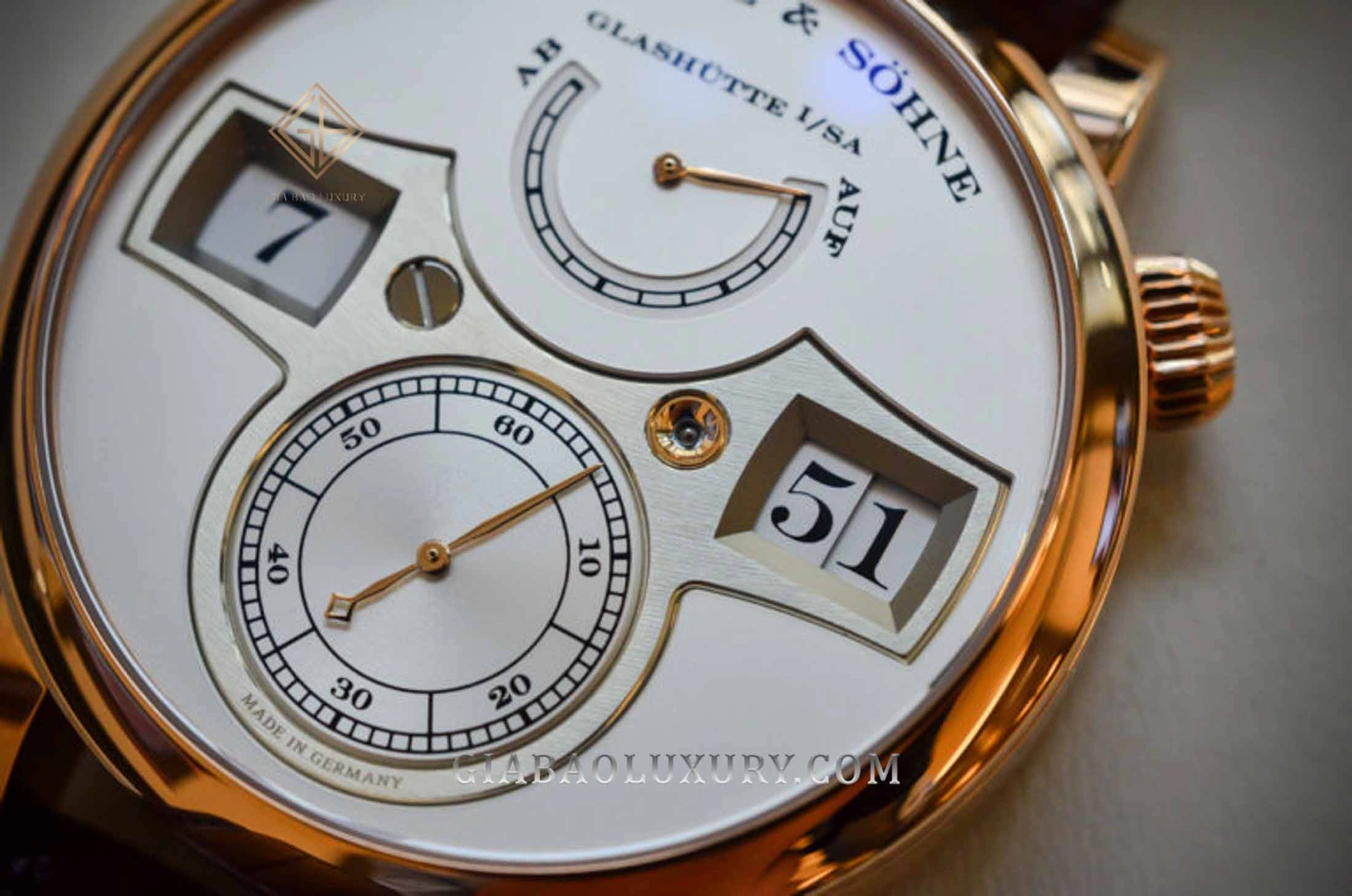 A. Lange & Söhne Zeitwerk và Zeitwerk Striking Time: mặt số Zeitwerk với ba đĩa số nhảy