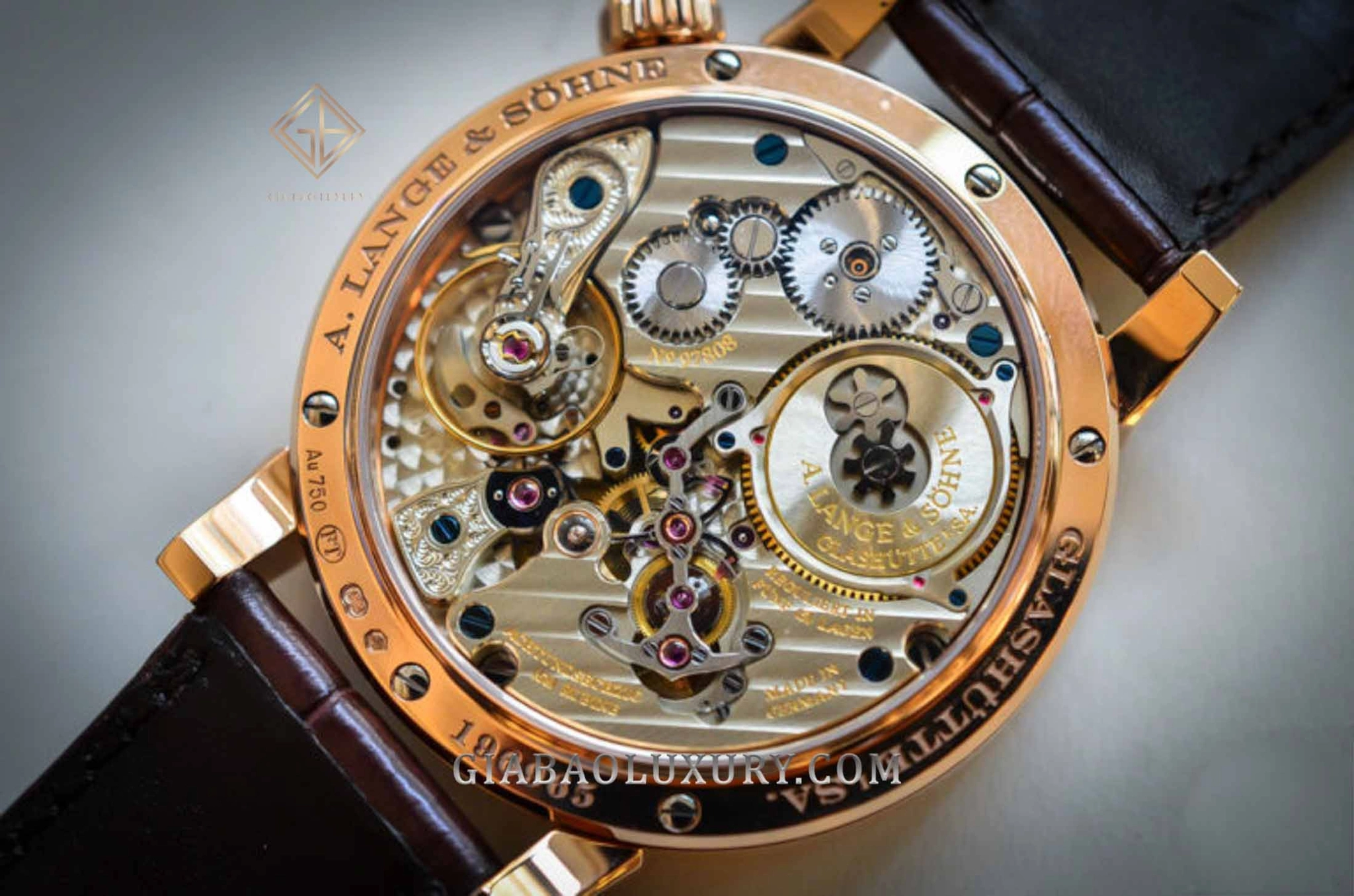 A. Lange & Söhne Zeitwerk và Zeitwerk Striking Time: một calibre Zeitwerk nhìn qua đáy sapphire
