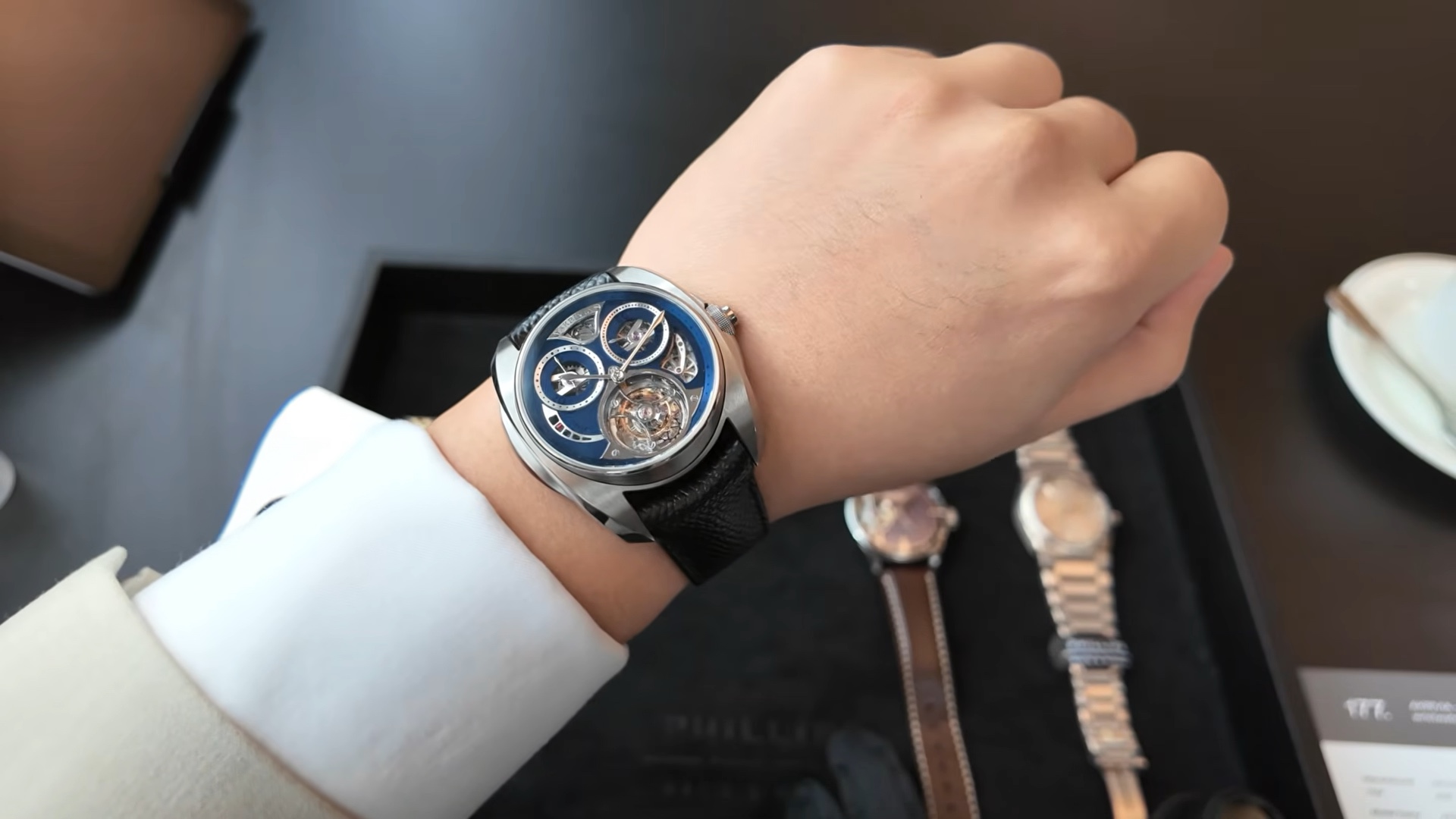 Akrivia AK01 titanium trên cổ tay