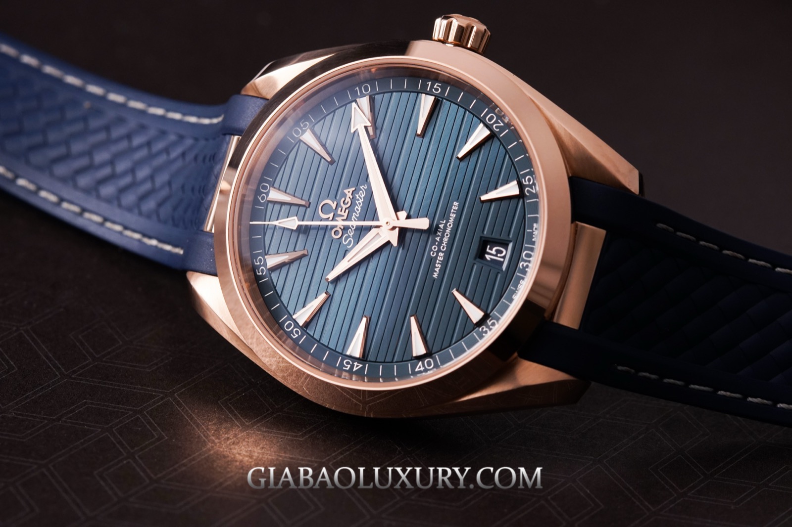 Omega Seamaster minh họa cho khả năng kháng từ