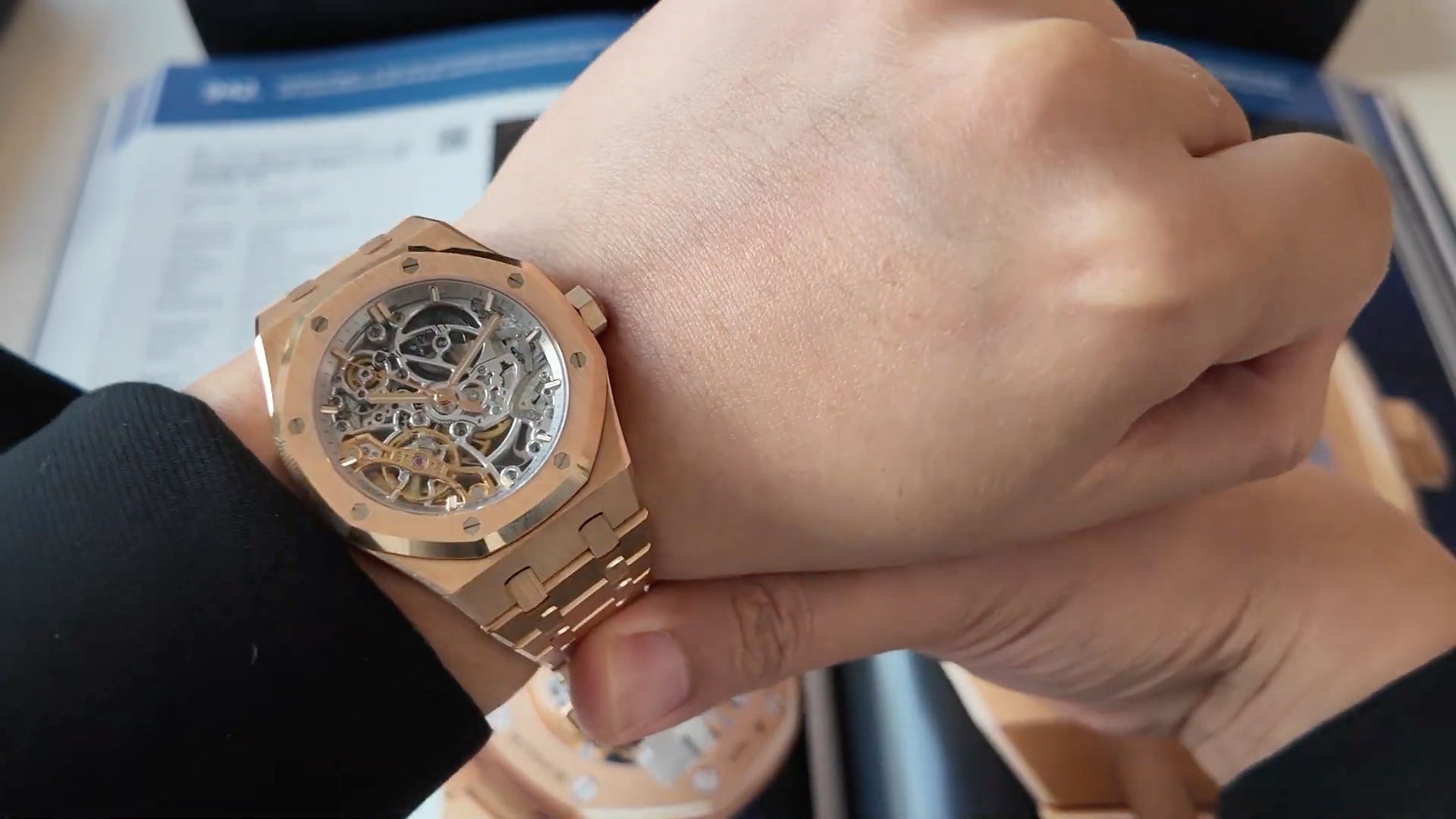 Royal Oak 15467OR trên cổ tay