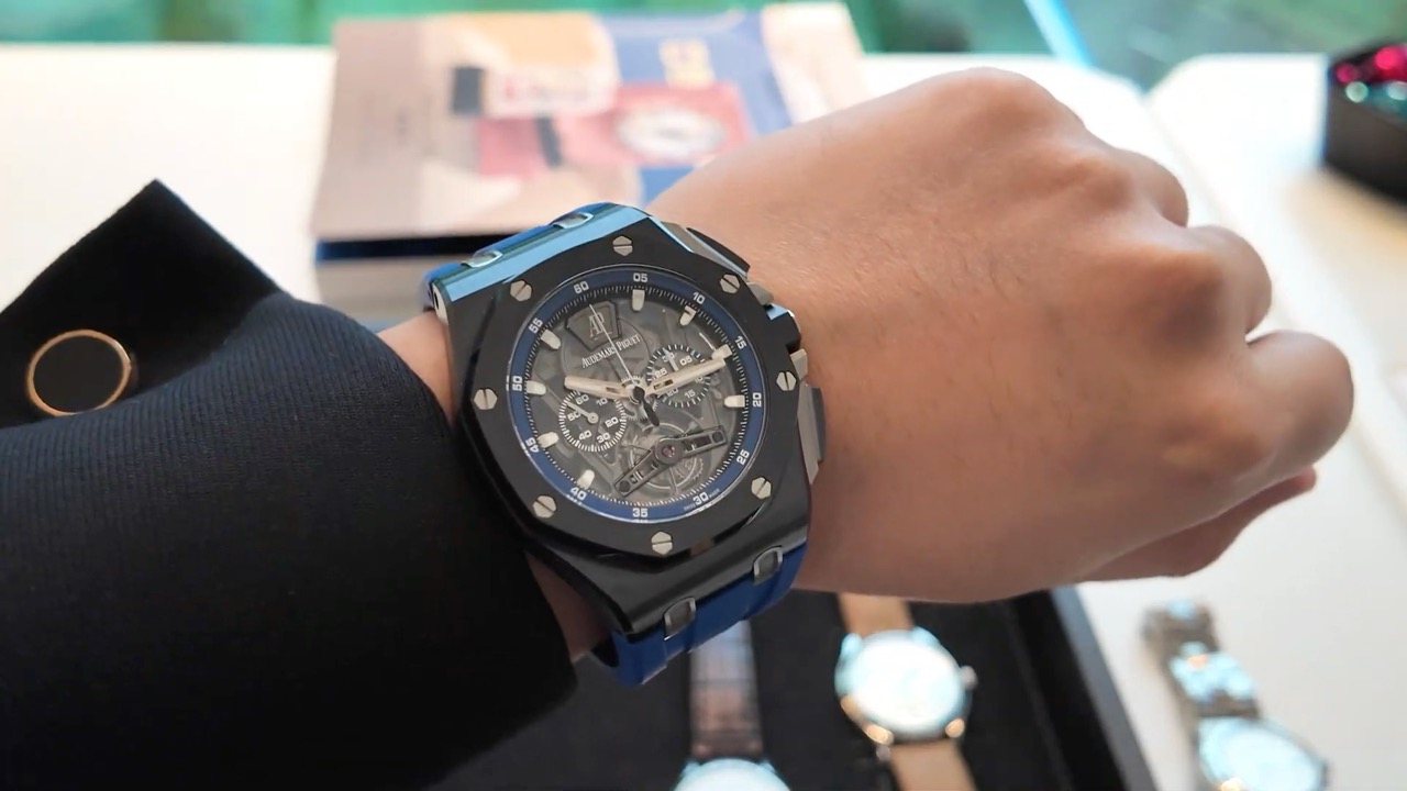 Audemars Piguet 26407CE đường kính 44 mm trên cổ tay