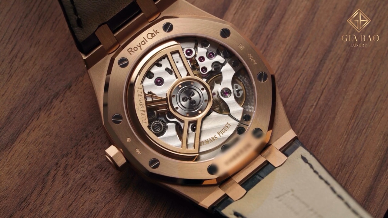 Calibre 4302 qua đáy sapphire của Audemars Piguet Royal Oak 15500OR
