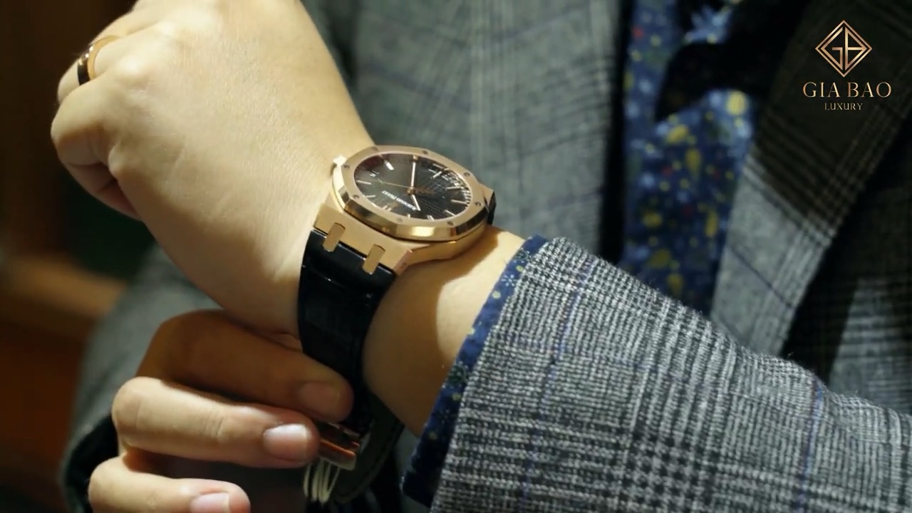 Audemars Piguet Royal Oak 15500OR trên cổ tay với dây da đen
