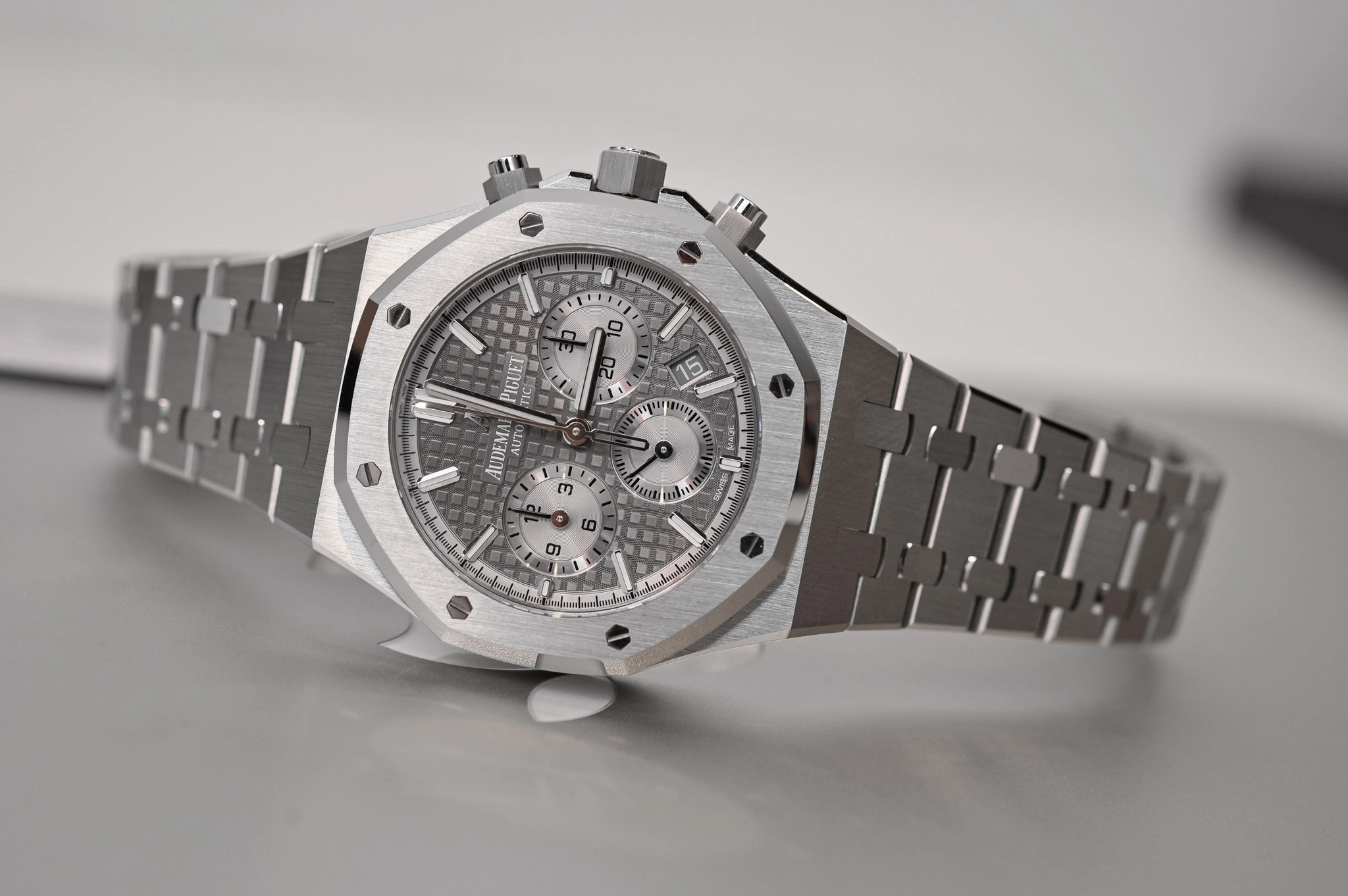 AP Royal Oak Chronograph 26300ST và 26317BC: Royal Oak Chronograph 26317BC bằng vàng trắng