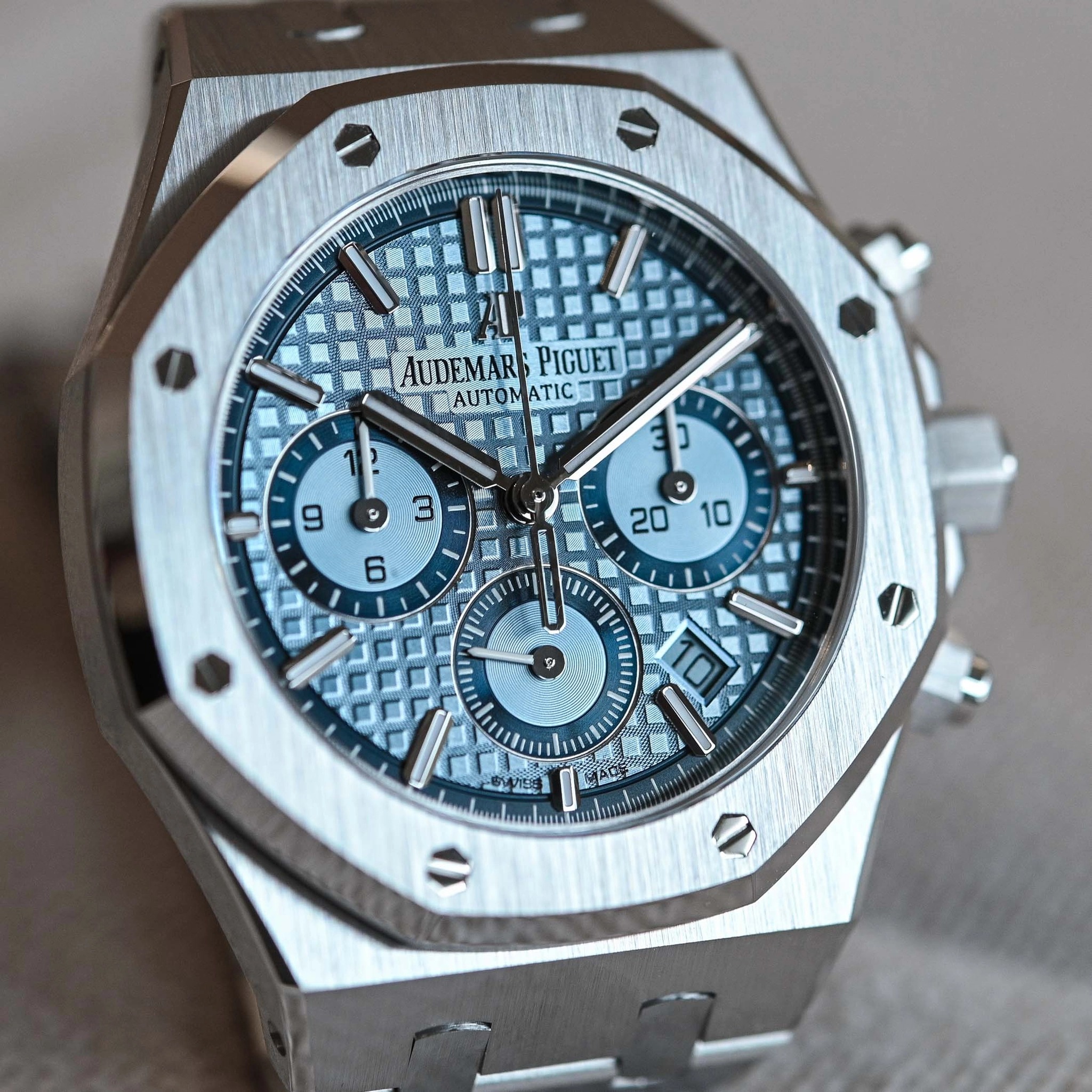 AP Royal Oak Chronograph 26300ST và 26317BC: mặt số xanh nhạt Grande Tapisserie của 26317BC