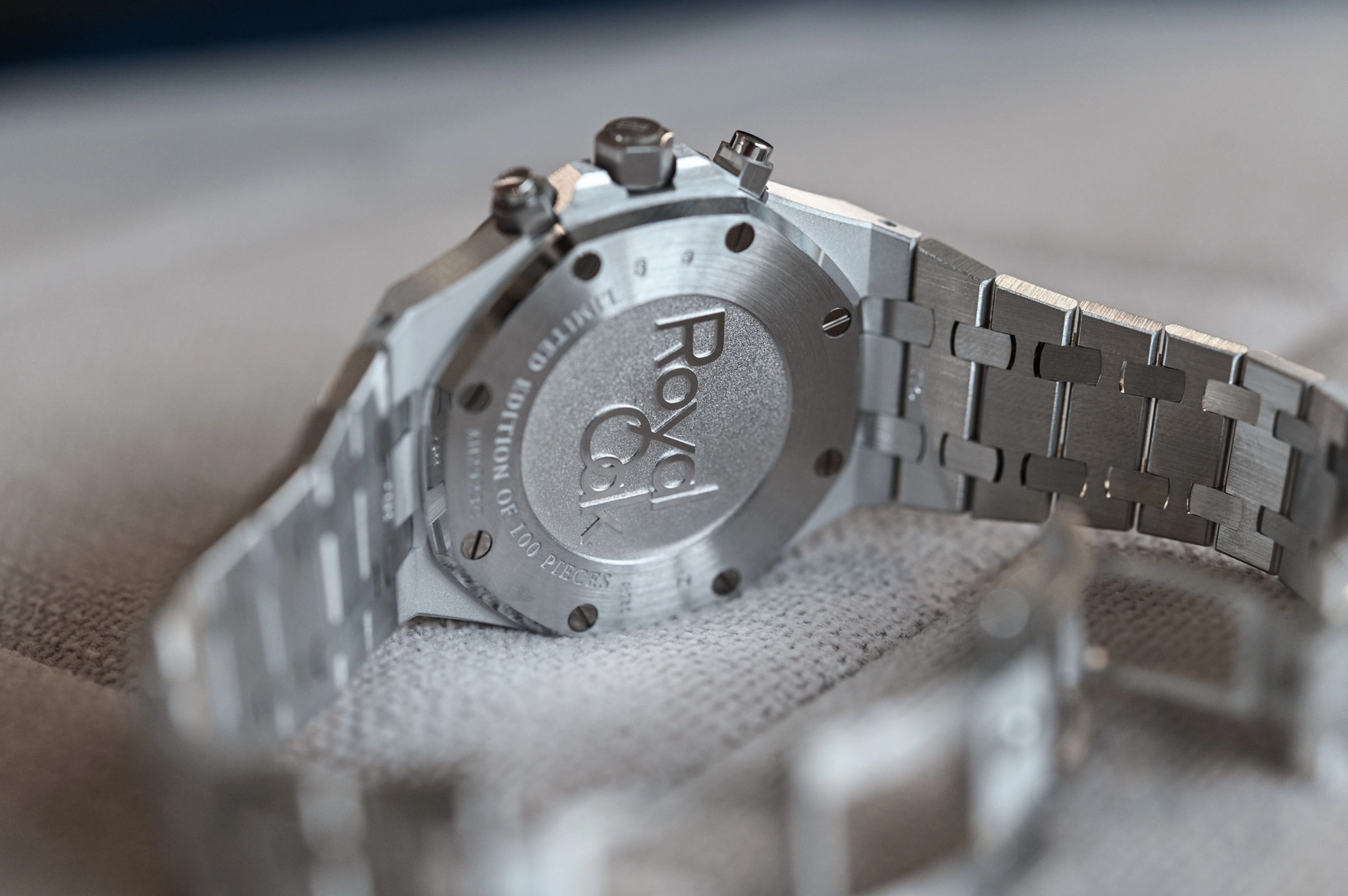 AP Royal Oak Chronograph 26300ST và 26317BC: đáy kín và dây vàng trắng của 26317BC