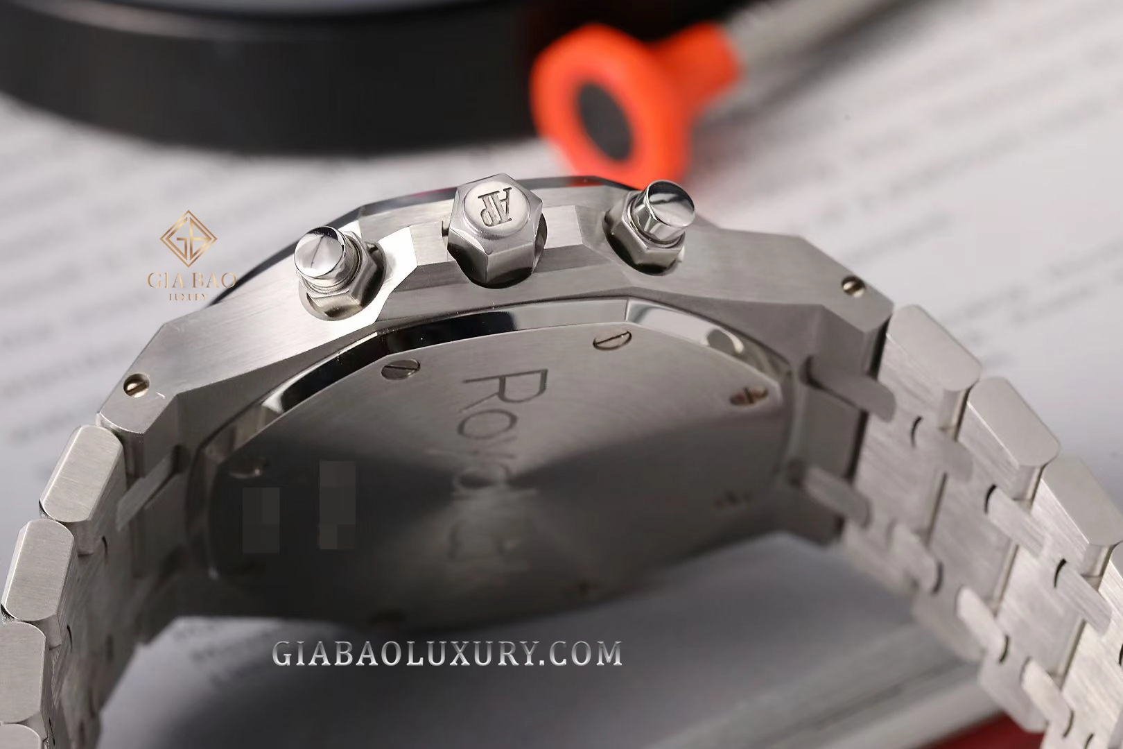 AP Royal Oak Chronograph 26300ST và 26317BC: Royal Oak Chronograph 26300ST mặt số xanh đậm