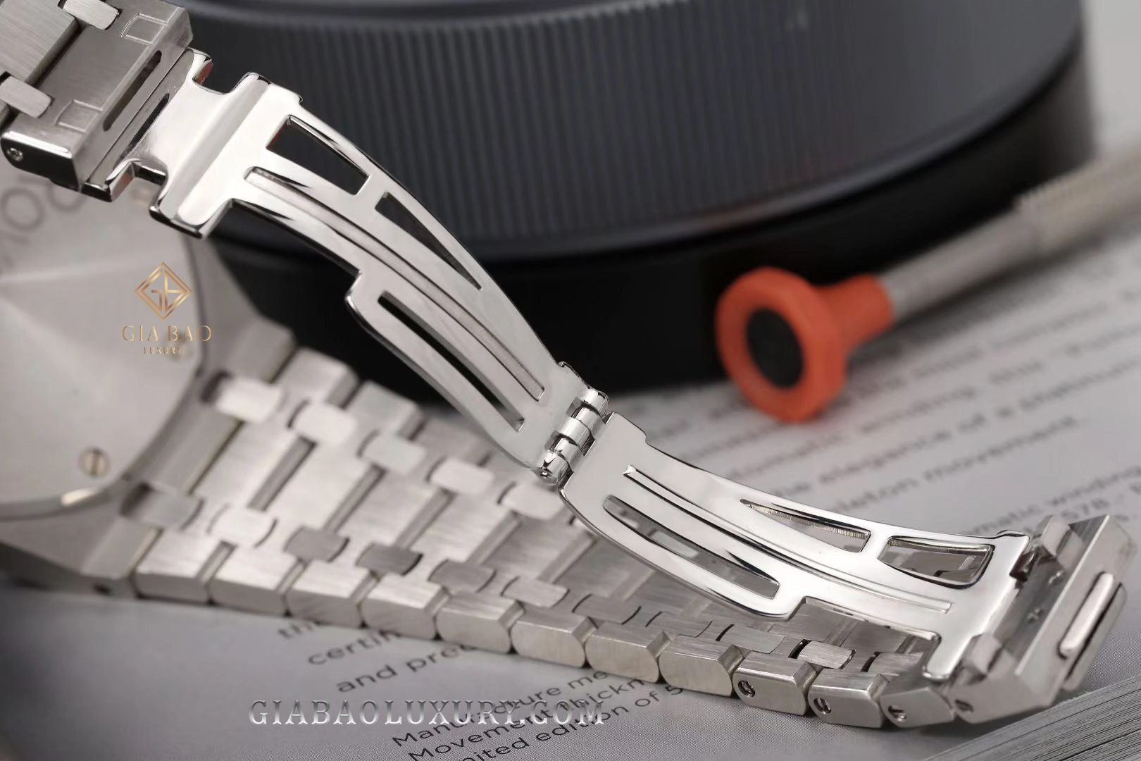 AP Royal Oak Chronograph 26300ST và 26317BC: dây thép tích hợp và khóa AP của 26300ST