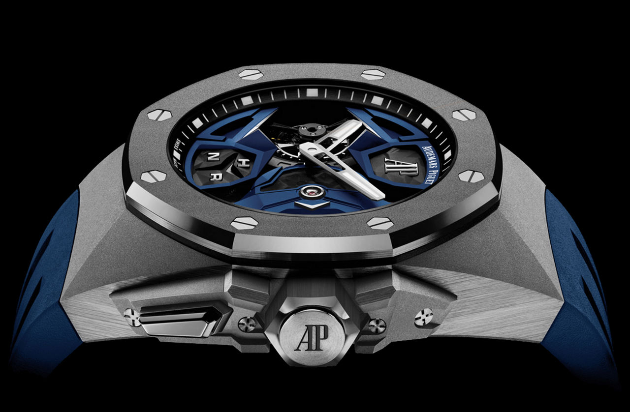AP Royal Oak Concept Flying Tourbillon GMT 26589IO: cạnh vỏ titanium, núm chỉnh và dây cao su xanh