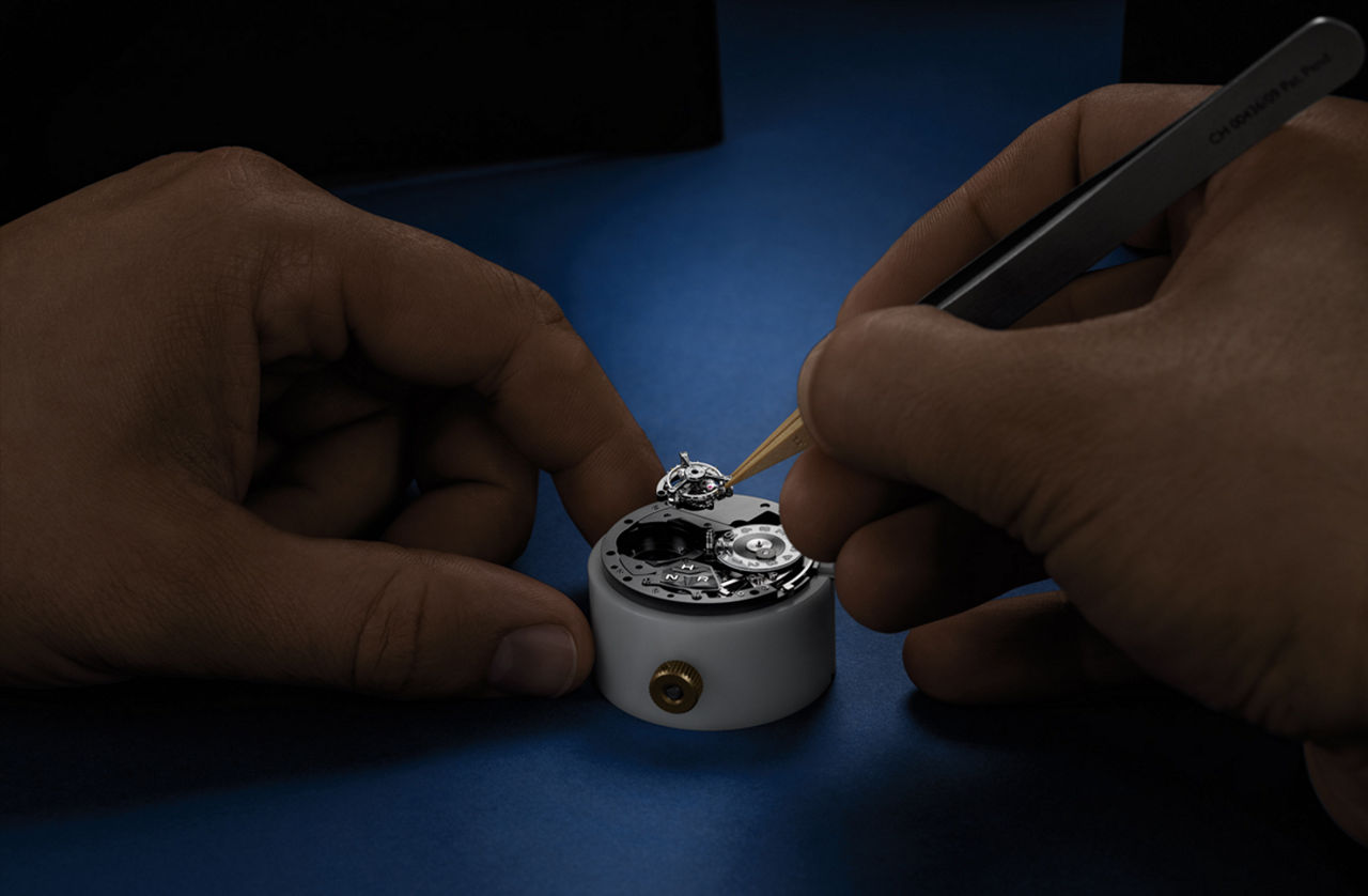 AP Royal Oak Concept Flying Tourbillon GMT 26589IO: nghệ nhân lắp lồng flying tourbillon