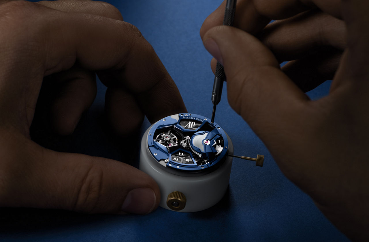 AP Royal Oak Concept Flying Tourbillon GMT 26589IO: công đoạn lắp ráp mặt số lộ cơ màu xanh
