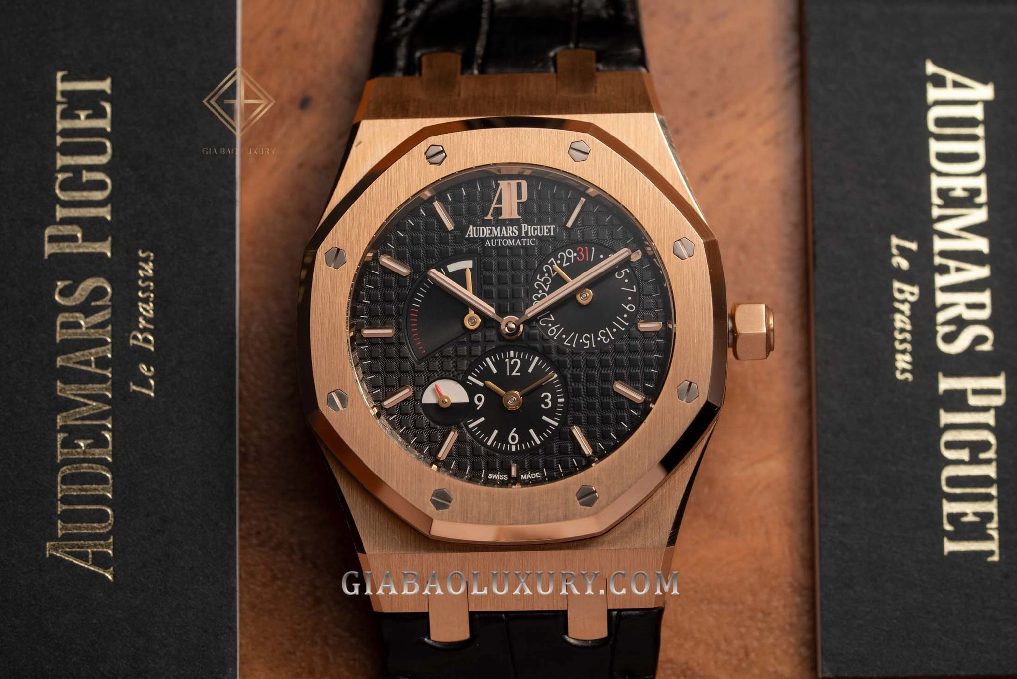 AP Royal Oak Dual Time 26120OR: Royal Oak Dual Time 26120OR cùng hộp