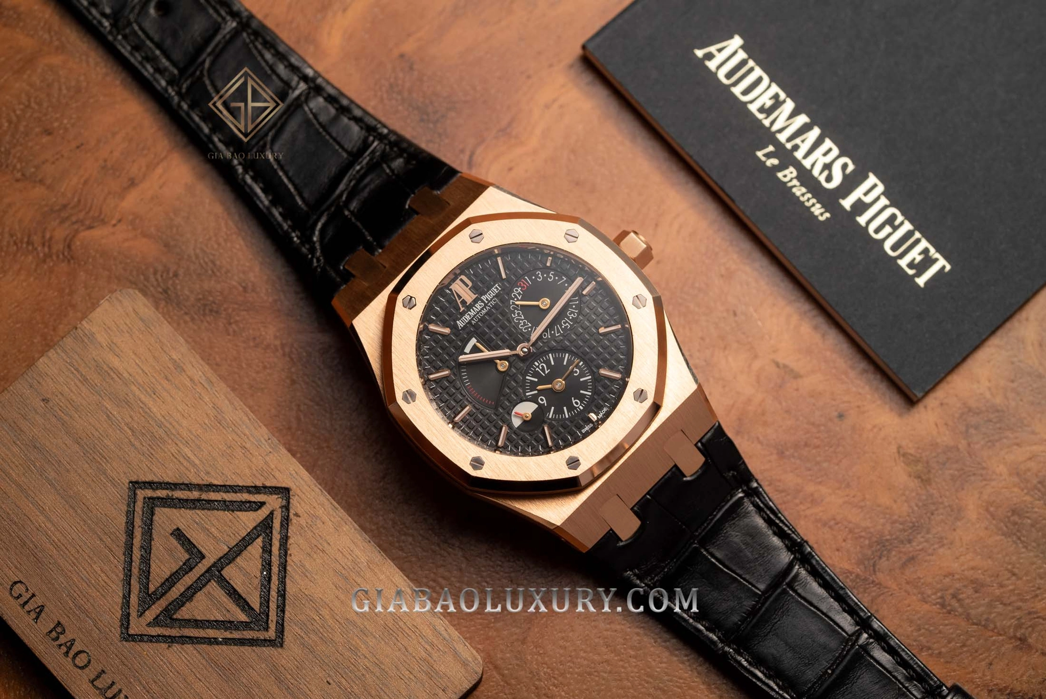 AP Royal Oak Dual Time 26120OR: toàn cảnh vỏ vàng hồng và dây da