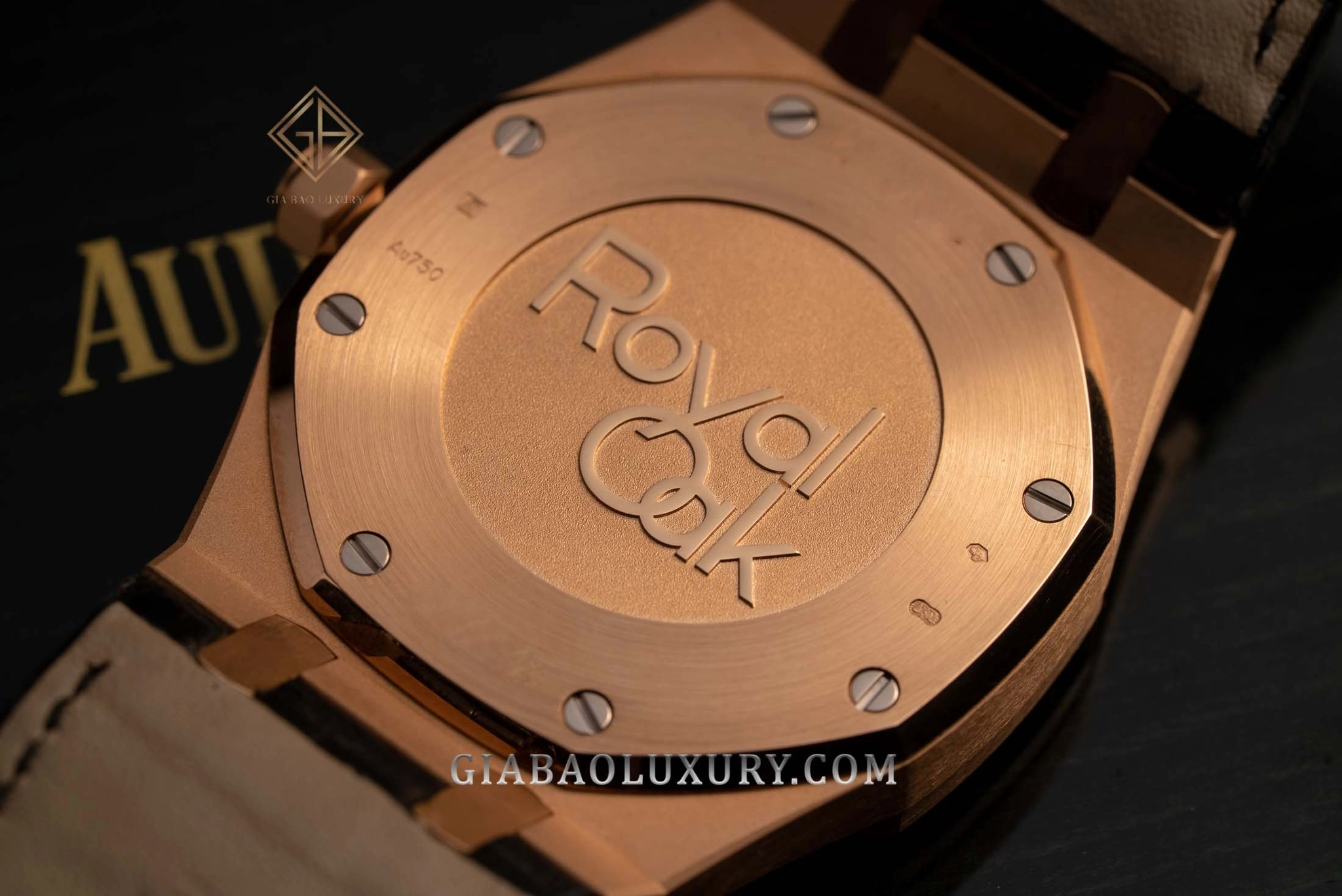 AP Royal Oak Dual Time 26120OR: đáy kín bằng vàng hồng của 26120OR