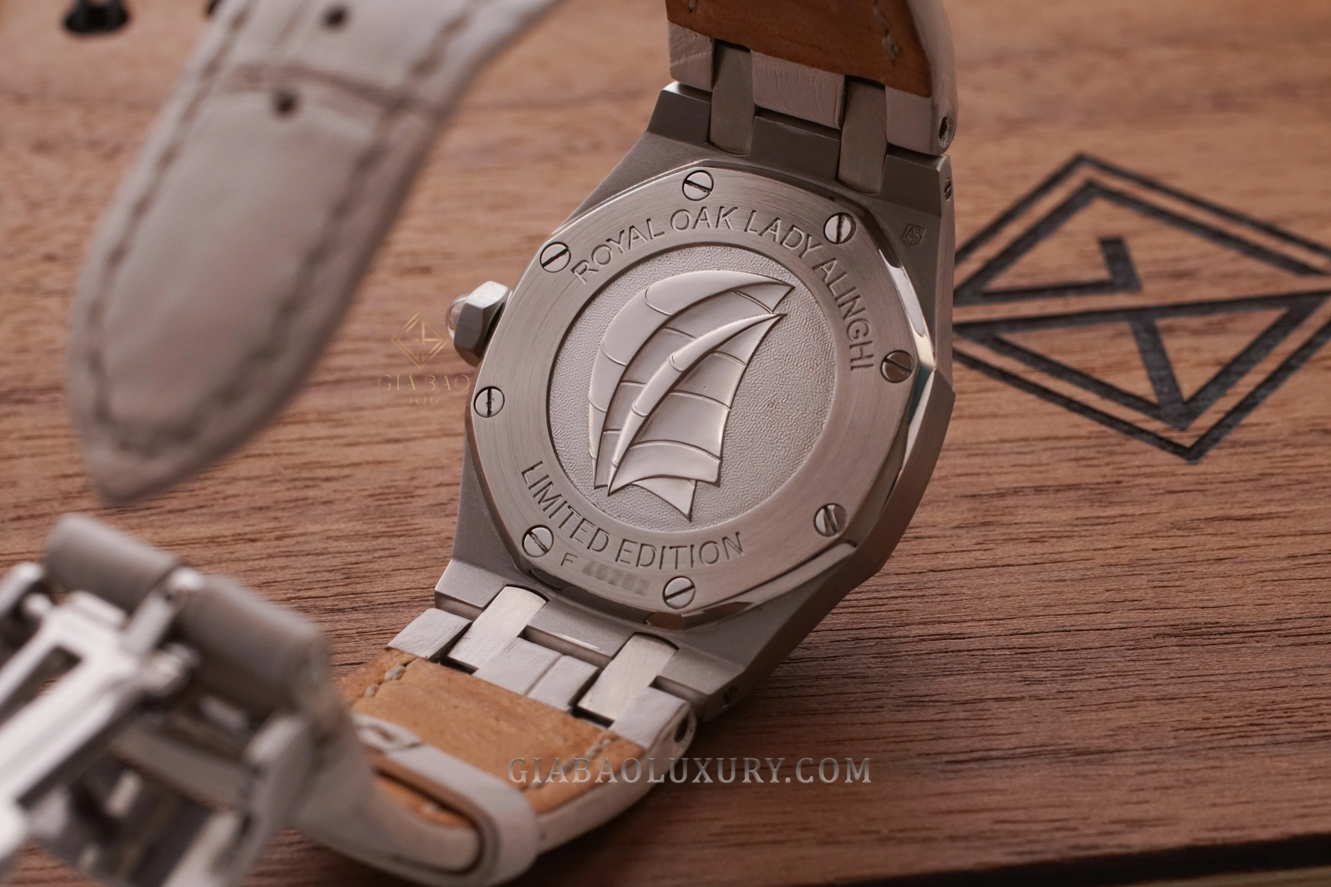 AP Royal Oak Lady Alinghi 67611ST: đáy khắc logo đội đua Alinghi và số giới hạn