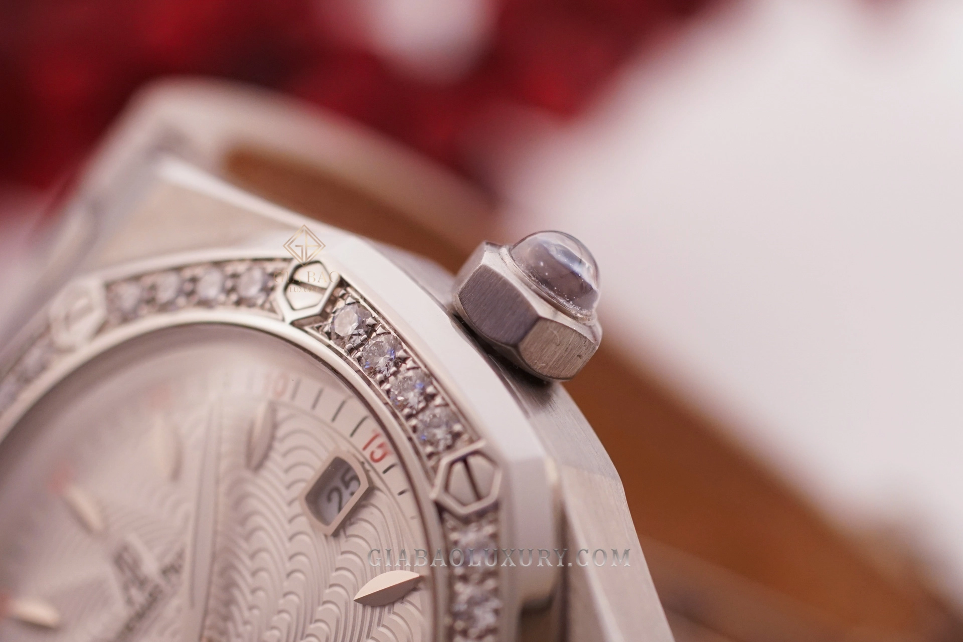 AP Royal Oak Lady Alinghi 67611ST: bezel kim cương và núm Royal Oak