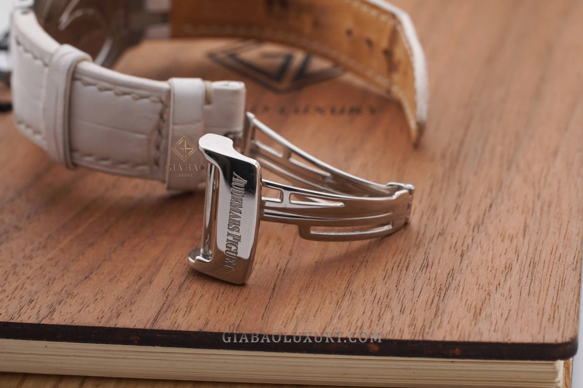 AP Royal Oak Lady Alinghi 67611ST: dây da trắng và khóa gập Audemars Piguet